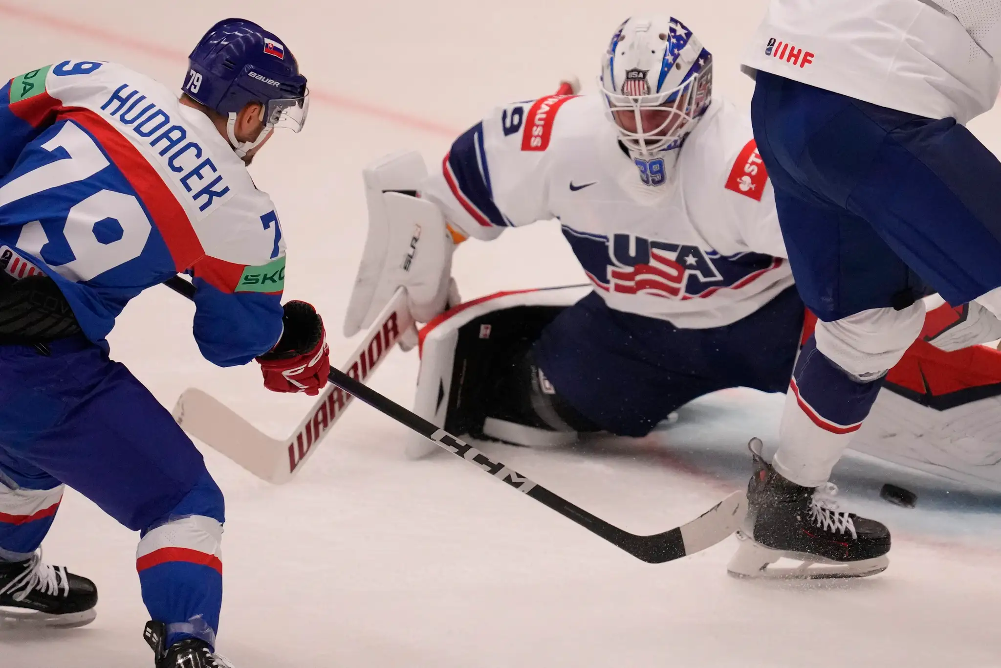 Libor Hudáček strieľa gól do siete USA na MS 2024.
