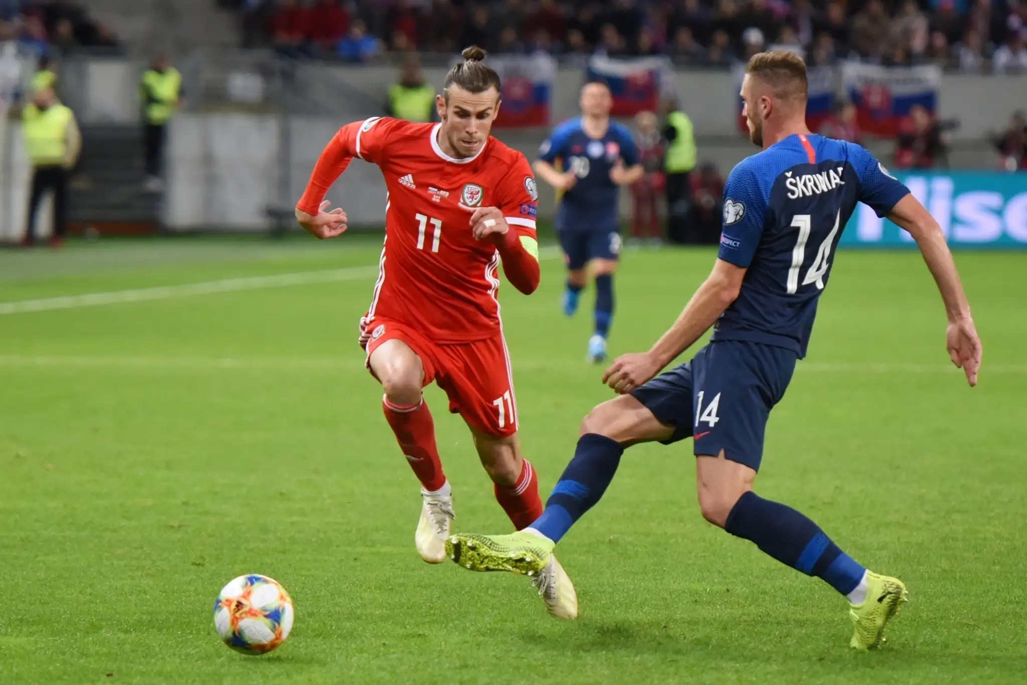 Norbert Gyömbér a dole Walesan Kieffer Moore v súboji v kvalifikácii EURO 2020.