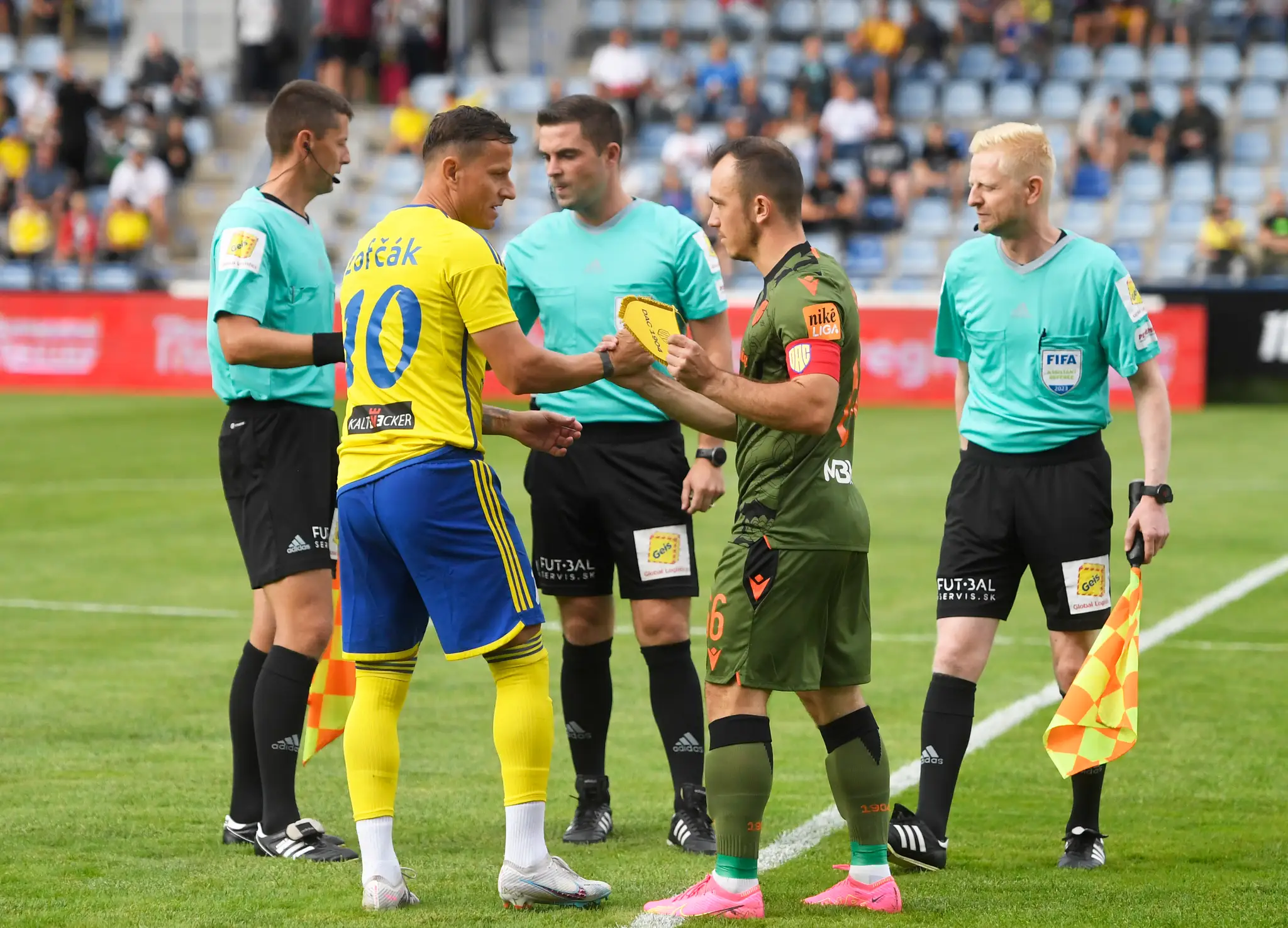 Na snímke zľava kapitán Igor Žofčák (Michalovce) a Miroslav Káčer (Dunajská Streda) sa zdravia pred zápasom.