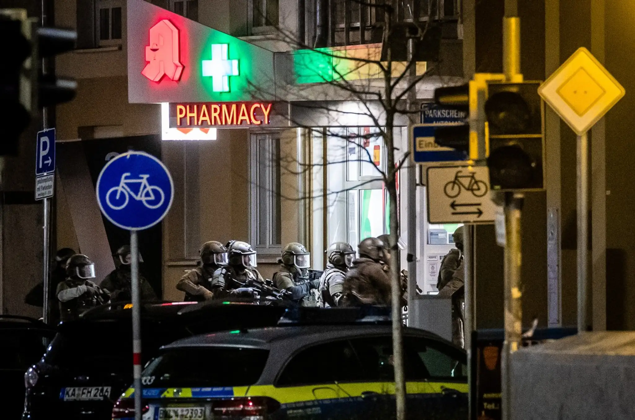 Špeciálna policajná jednotka vchádza do lekárne v Karlsruhe.