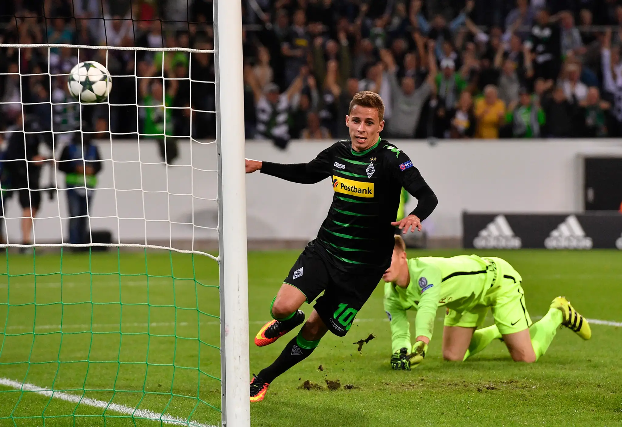 Stredopoliar Borussie Mönchengladbach Thorgan Hazard uteká po strelení gólu v domácom dueli LM proti FC Barcelona.