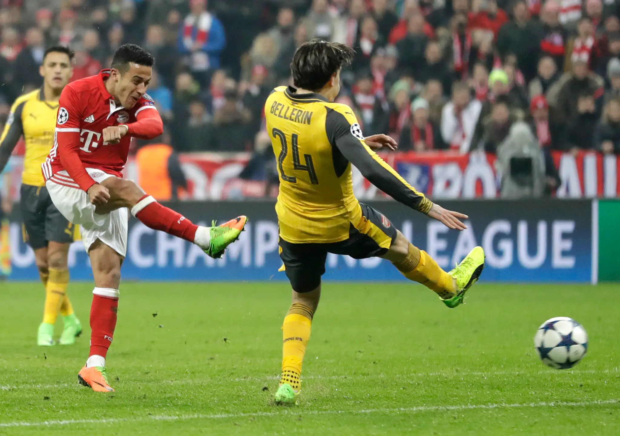 Héctor Bellerín (vpravo) z Arsenalu sa snaží zabrániť gólu Thiagovi Alcantarovi z Bayernu v osemfinále LM.