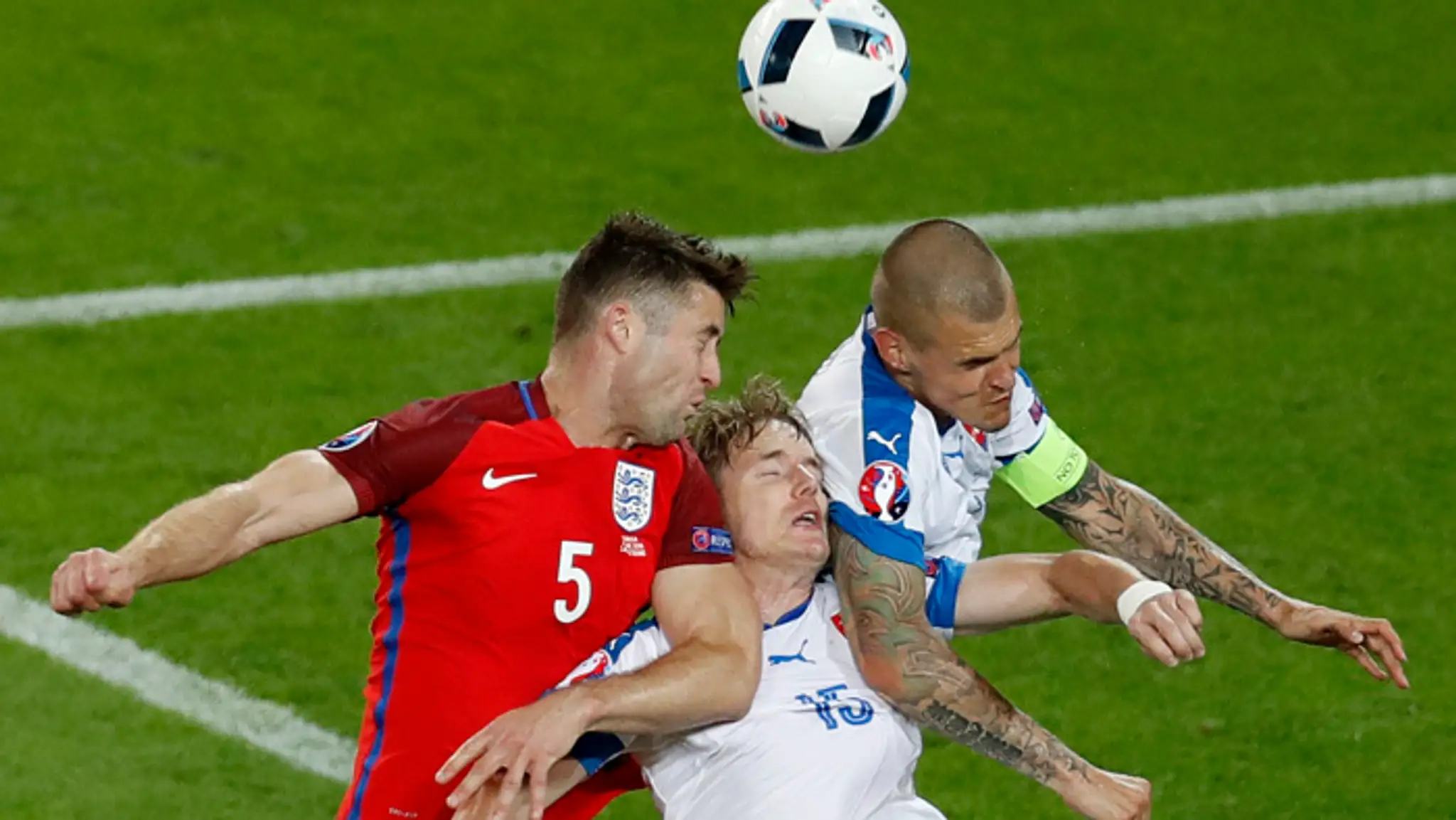 Gary Cahill, Tomáš Hubočan a kapitán Martin Škrtel.