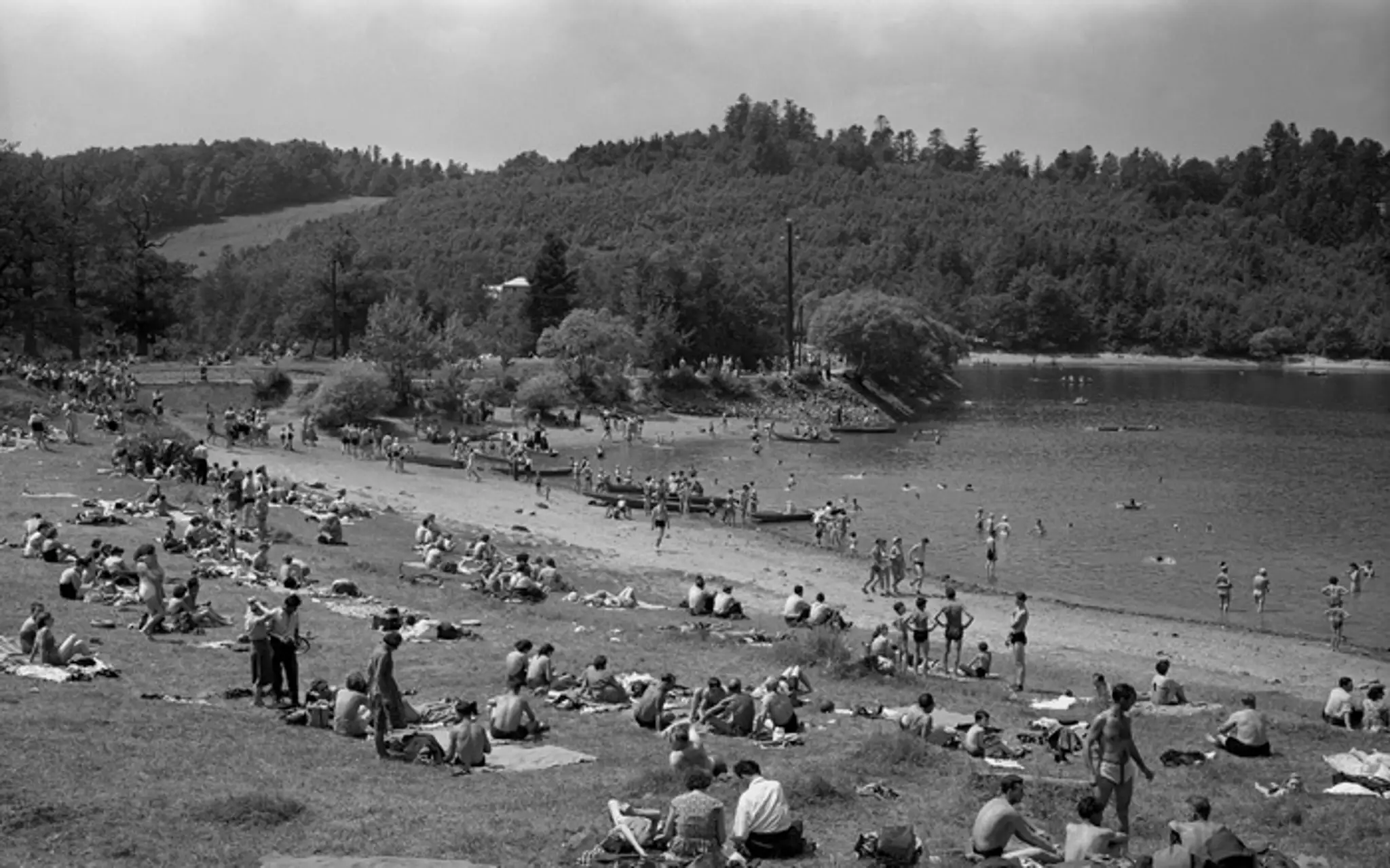 Jazerá na Počúvadle pod Sitnom boli tiež vyhľadávané výletníkmi (22. júla 1958).