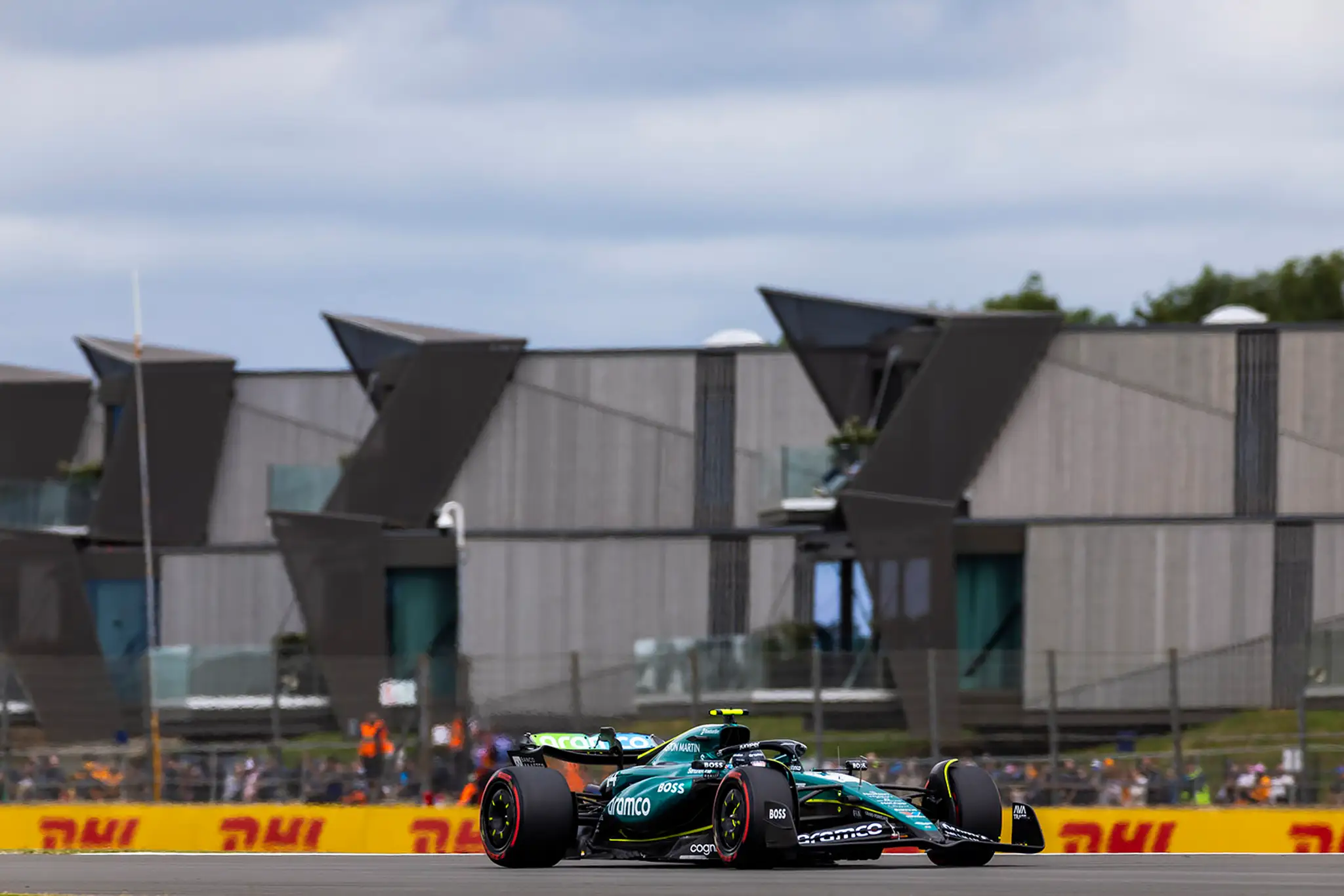Fernando Alonso na trati vo Veľkej Británii.