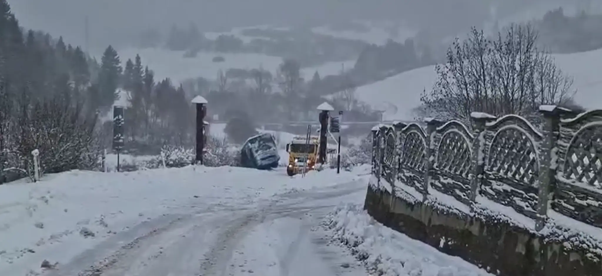 Nehoda autobusu v obci Valaská Dubová.