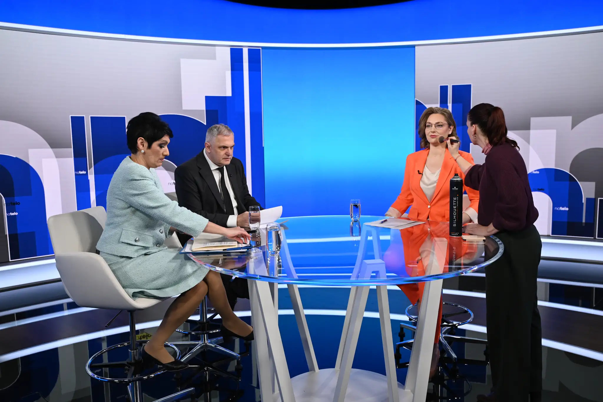 Moderátorka Karolína Lacová privítala v relácii Na telo Romana Michelka z SNS a Irenu Bihariovú z PS