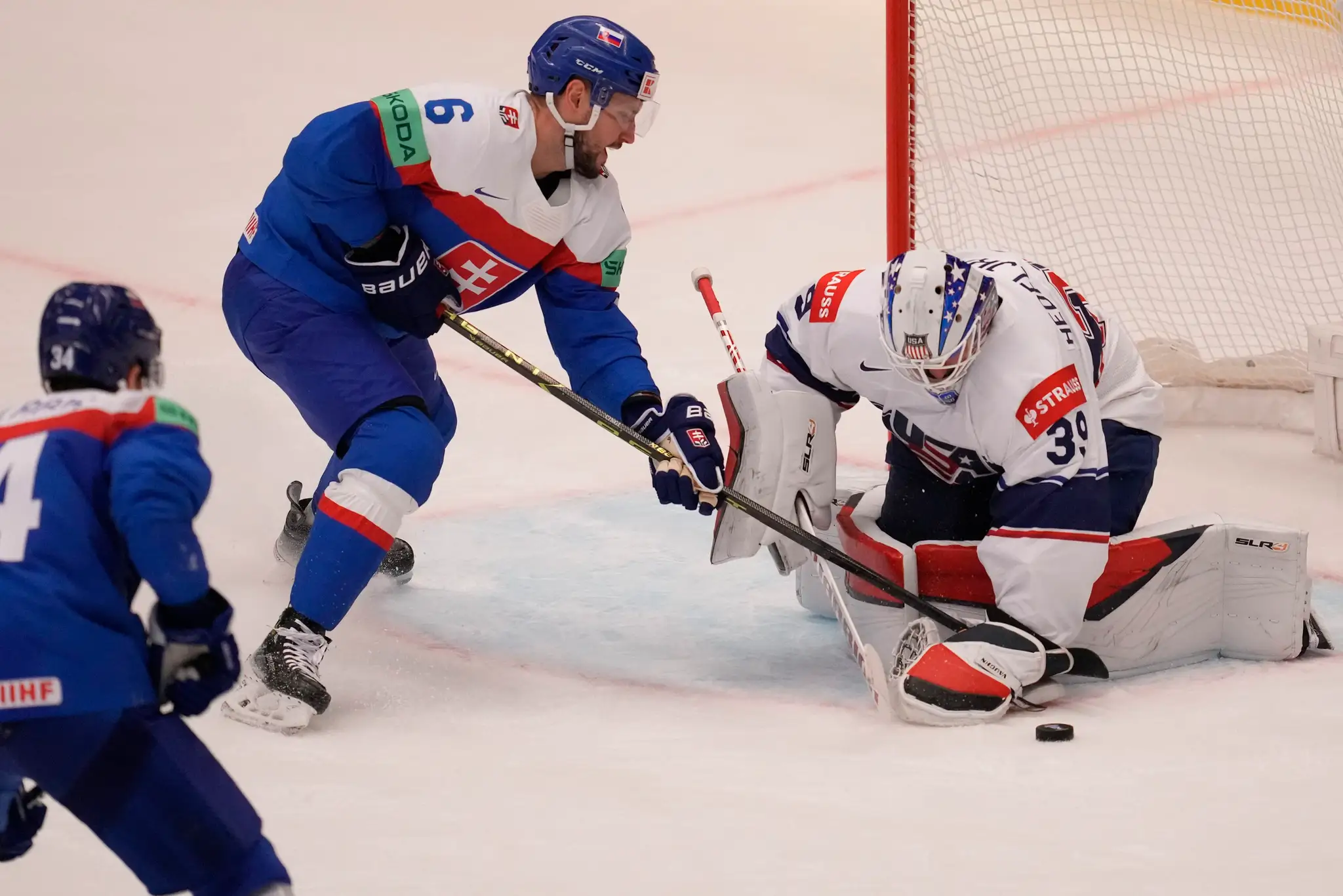 Brankár USA Alex Nedeljkovic zasahuje pred Lukášom Cingeľom na MS 2024.