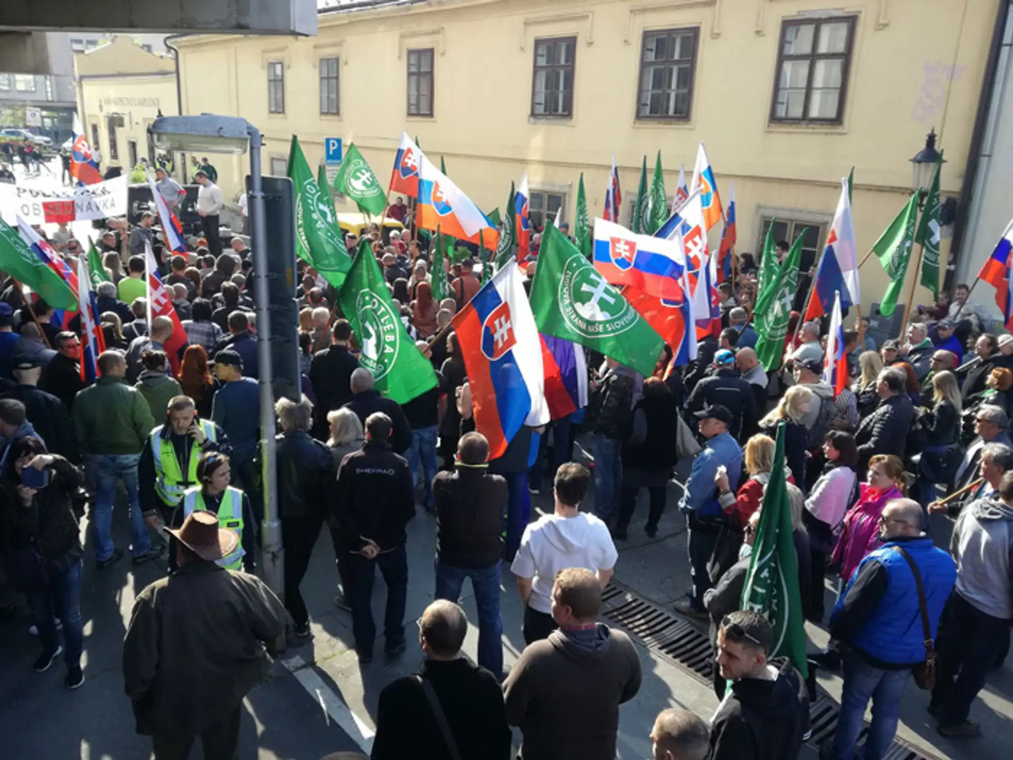 Predseda strany ĽSNS Marian Kotleba a právny zástupca Radovan Hrádek.