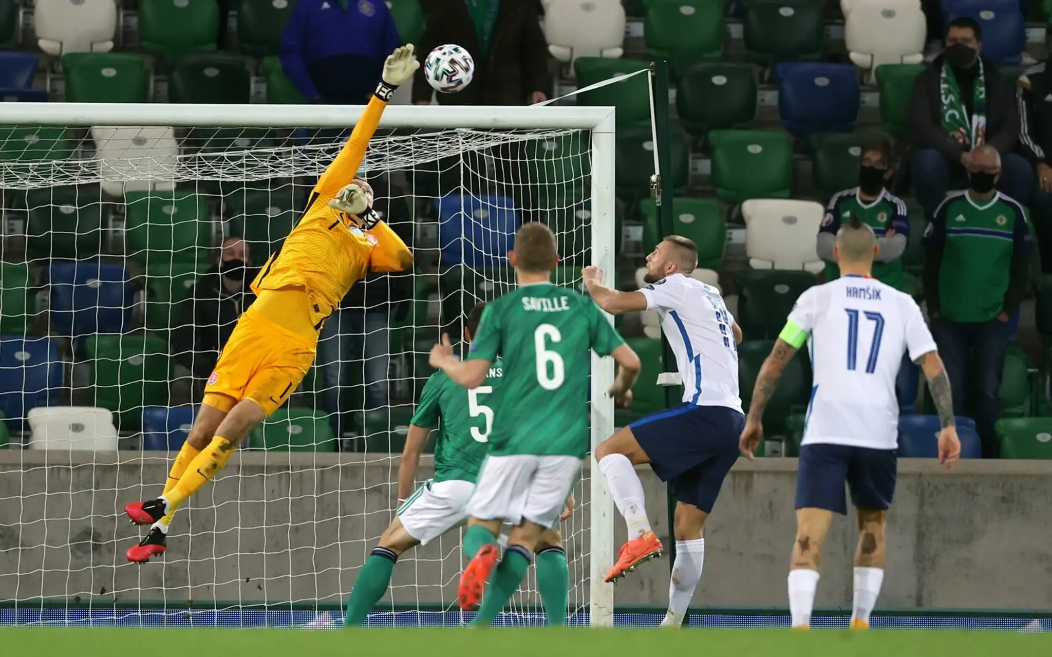 Futbalisti Severného Írska sa tešia po góle vo finále play off EURO 2020 proti Slovensku.