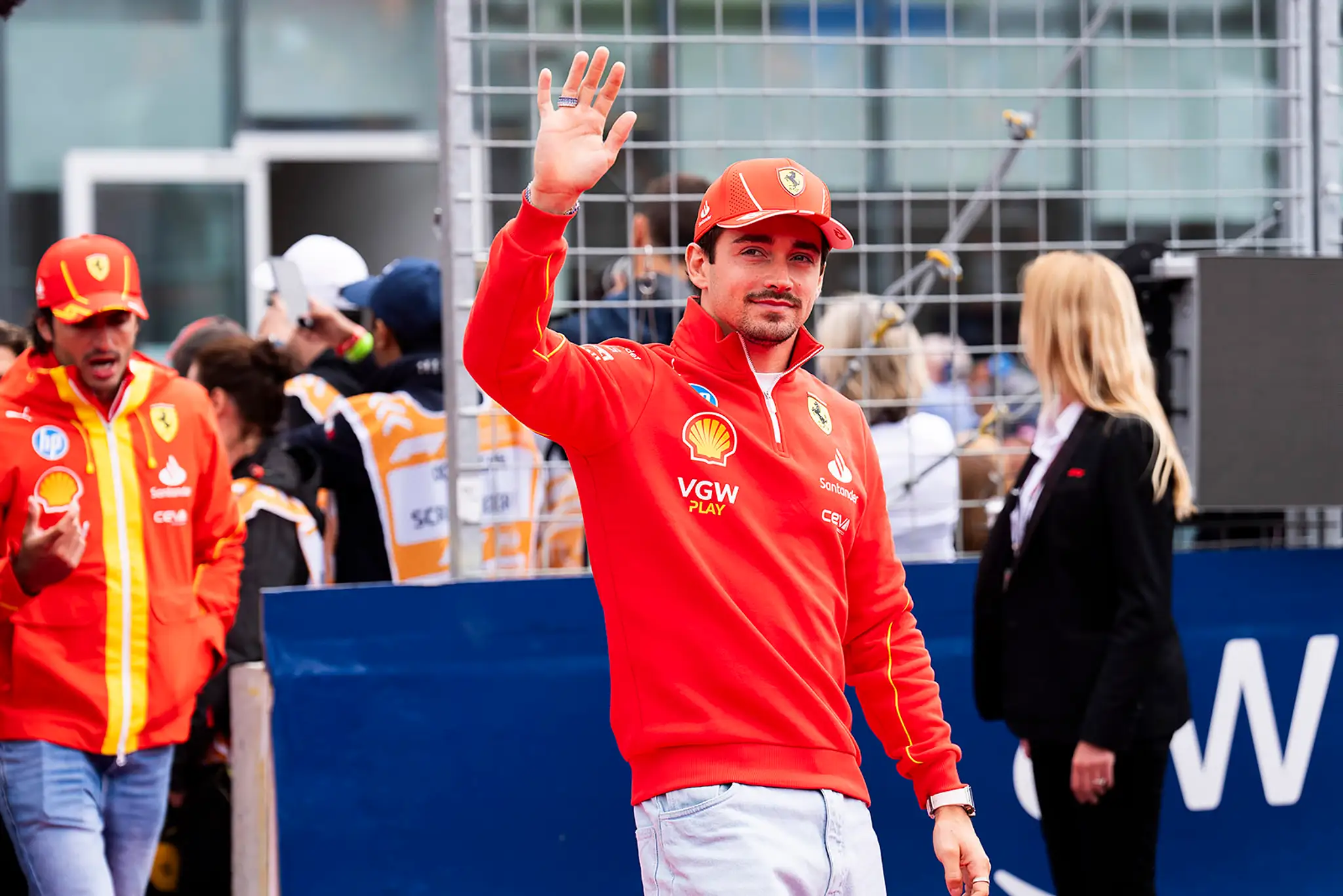 Monačan Charles Leclerc z Ferrari zdraví fanúšikov.