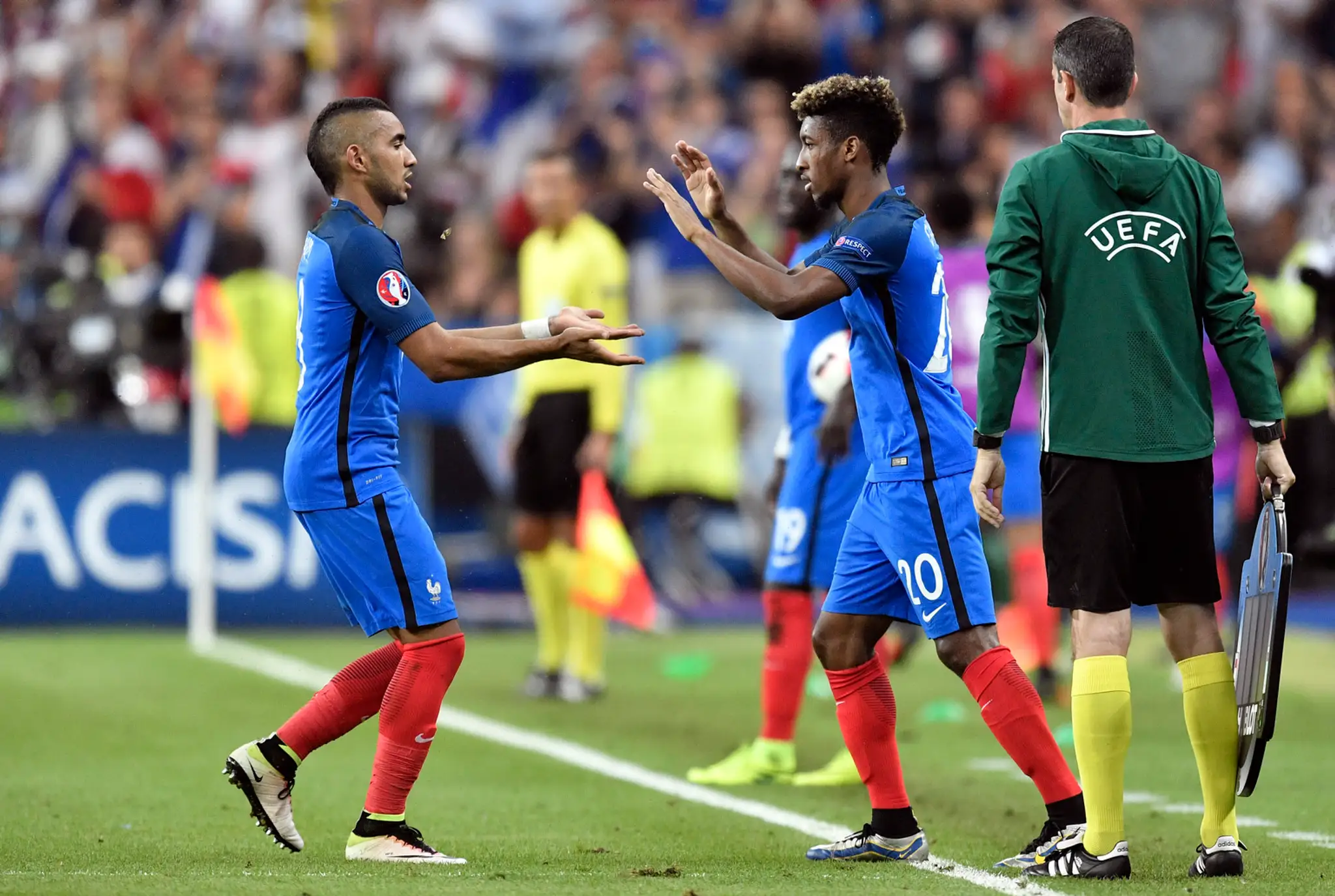 Kingsley Coman (vpravo) strieda francúzskeho kolegu Dimitriho Payeta vo finále ME proti Portugalsku.