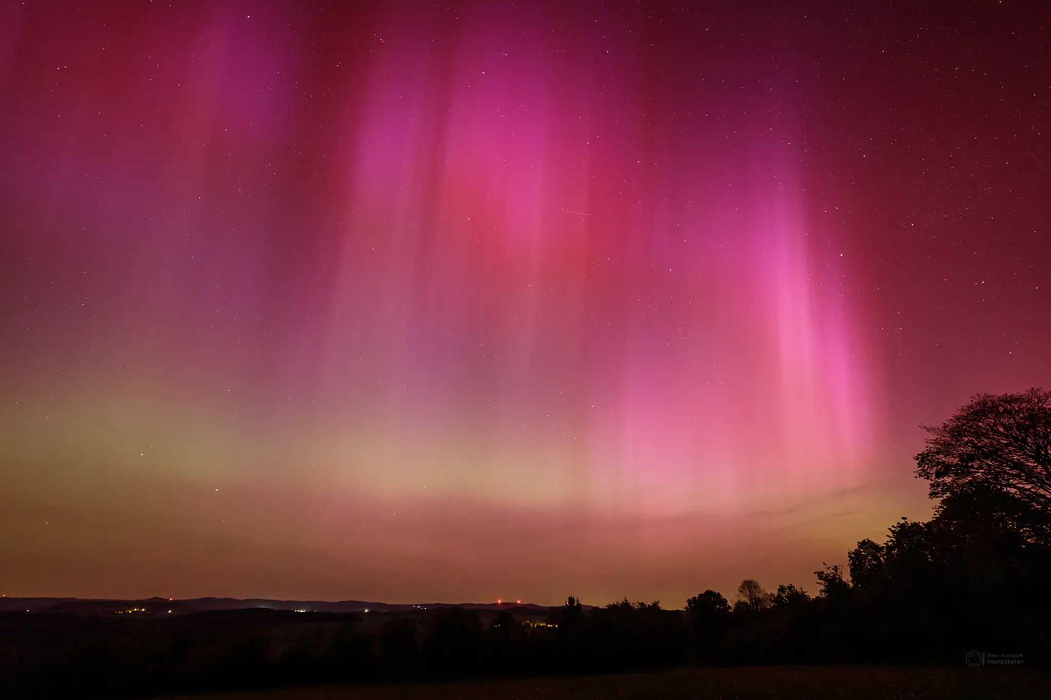 Polárna žiara i takzvaný aurorálny anjel nad obcou Záhořice.