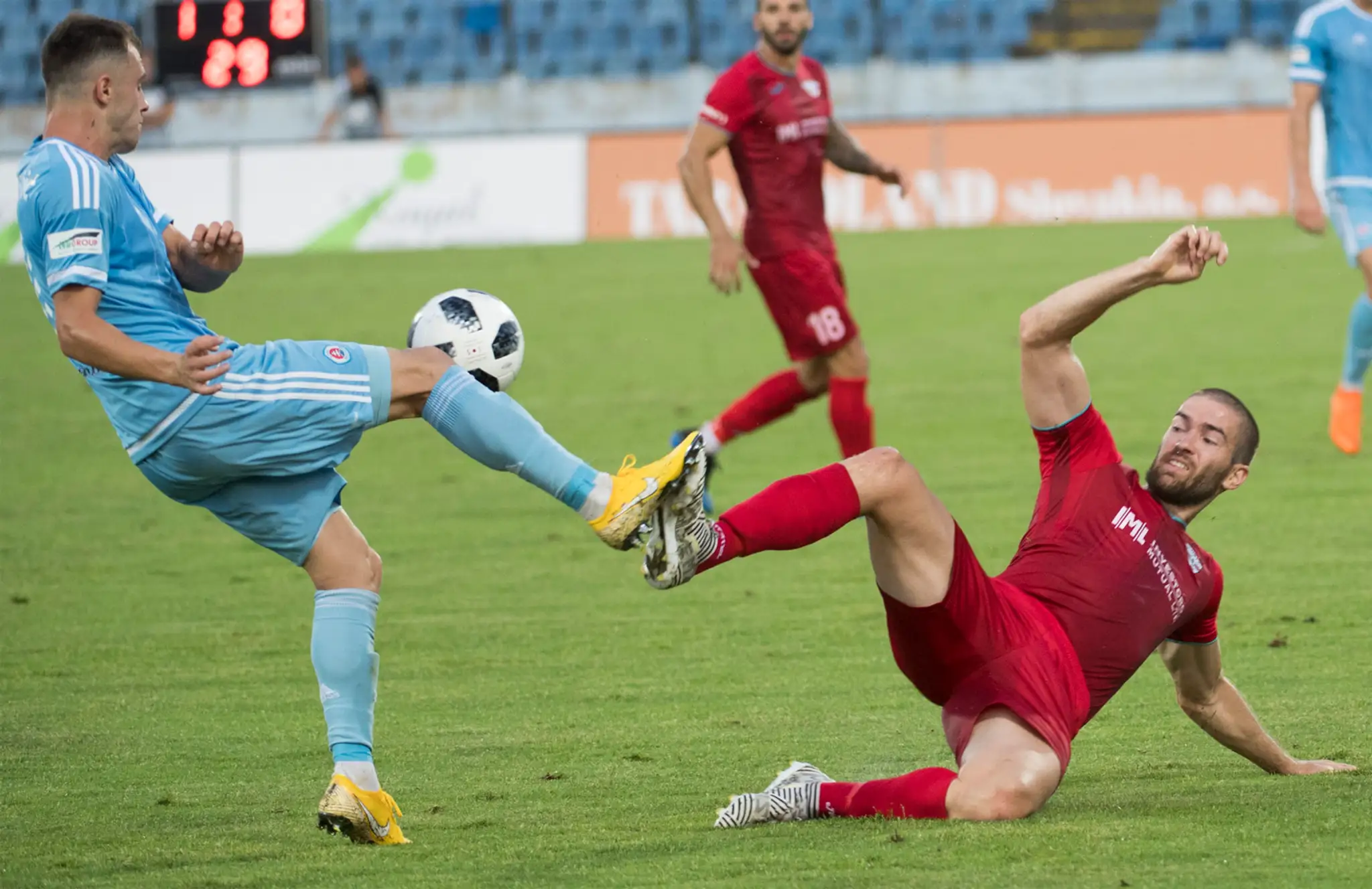 Na snímke vľavo hráč Slovana Vukan Savičevič a vpravo hráč Balzana Ivan Božovič v súboji o loptu v predkole EL.