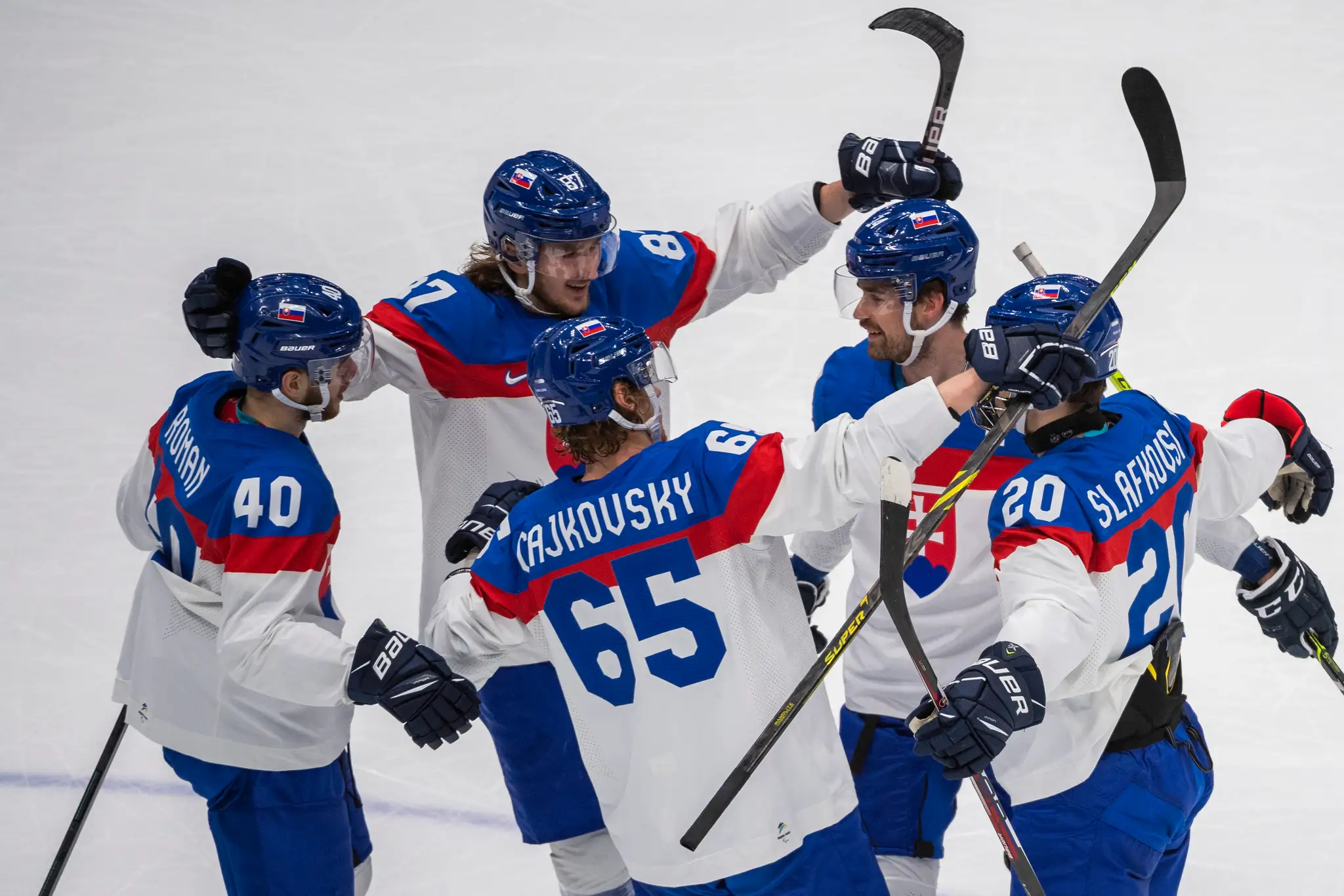 Hokejisti Slovenska oslavujú gól vo štvrťfinále ZOH 2022 proti USA.