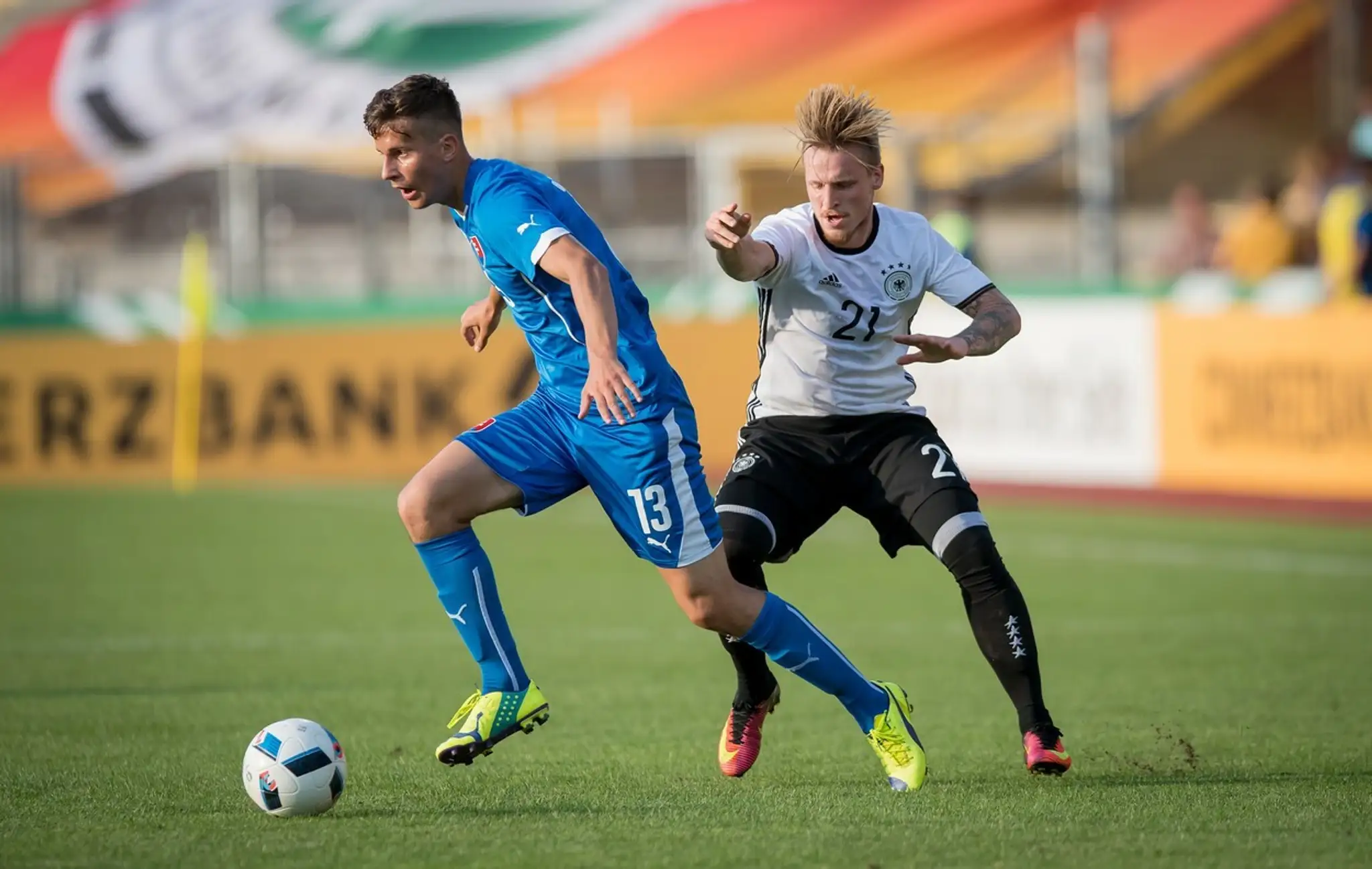 Ľubomír Šatka v súboji o loptu s Marvinom Stefaniakom (Nemecko U21).