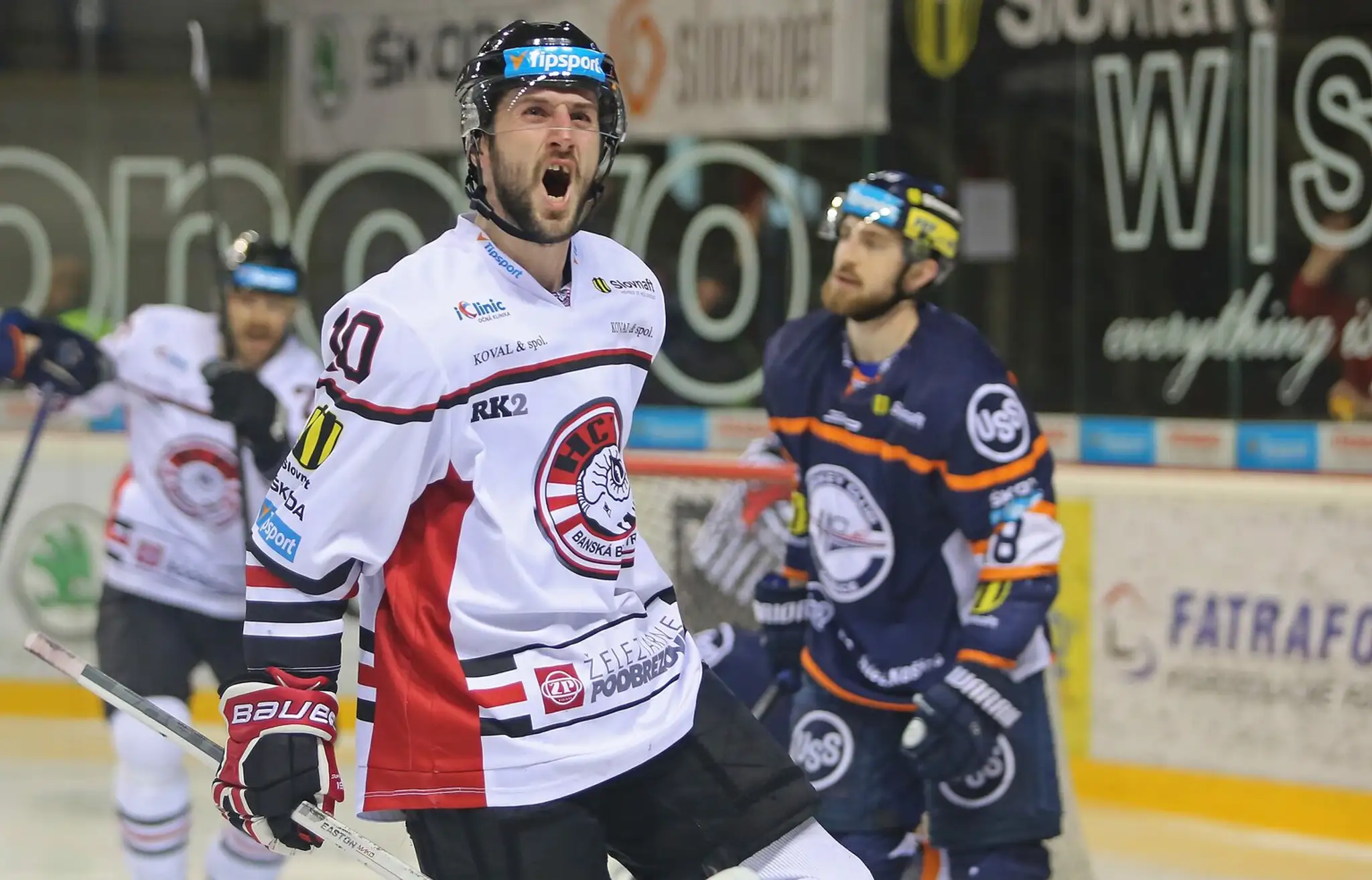 Roman Tománek oslavuje gól v šiestom semifinálovom dueli proti HC Košice.