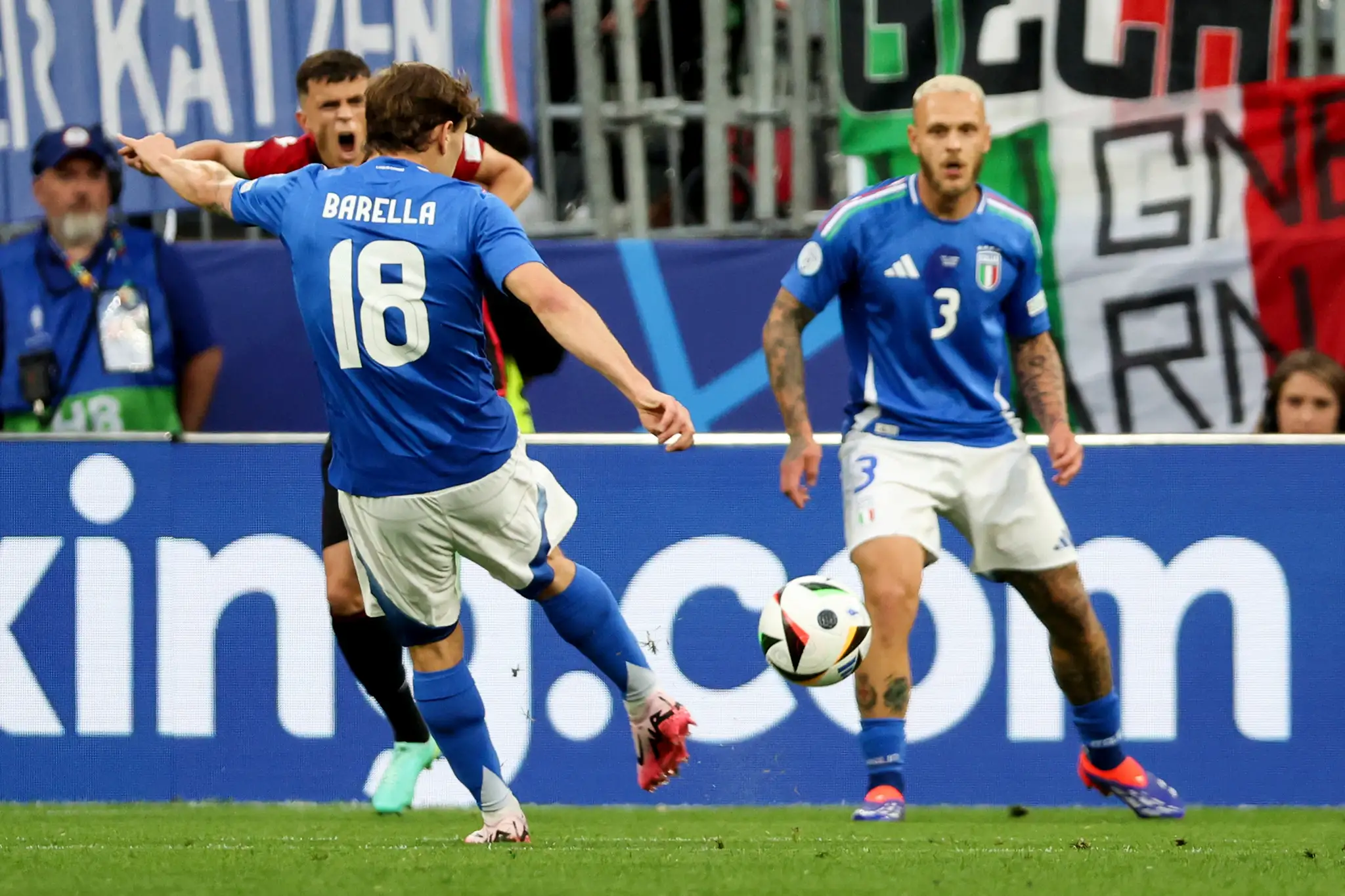 Na snímke vľavo taliansky hráč Nicolo Barella strieľa druhý gól.