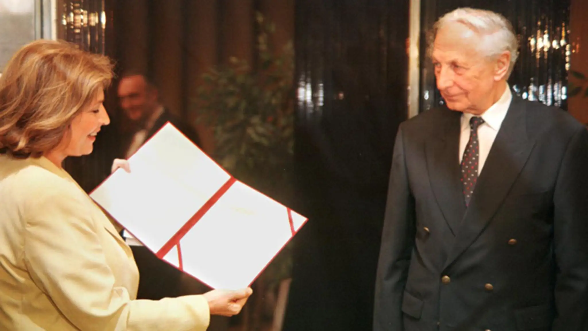 Cenu Jozefa Kronera si Ladislav Chudík prevzal 20. septembra 1999 z rúk Emílie Vášaryovej.