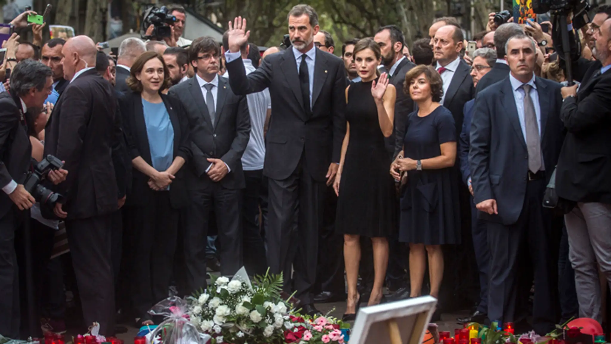 Španielsky kráľ Filip si s manželkou Letiziou uctil obete útokov na barcelonskej Las Ramblas.
