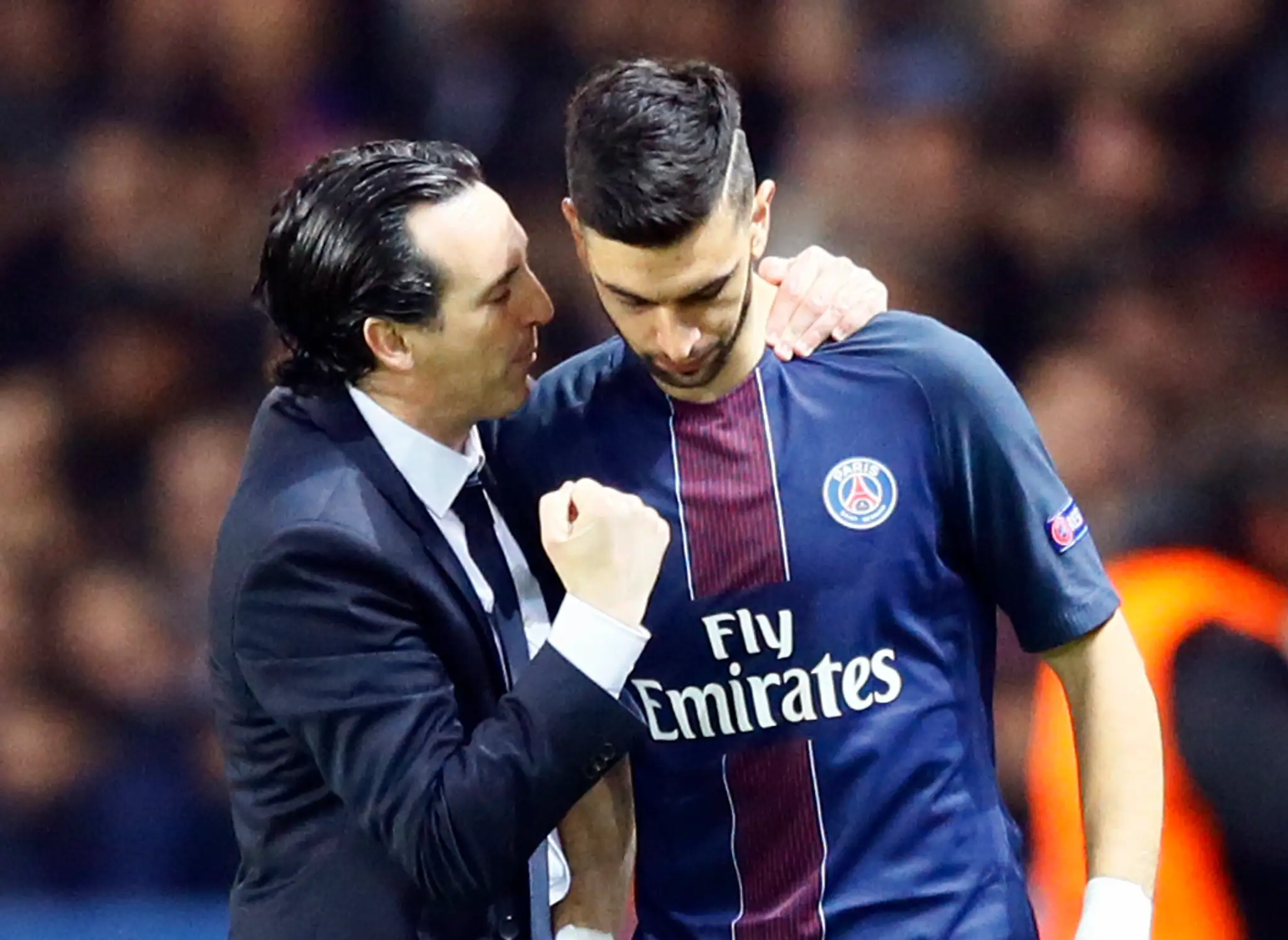 Javie Pastore počúva pokyny od svojho kouča Unaia Emeryho z PSG v osemfinále LM proti Barcelone.