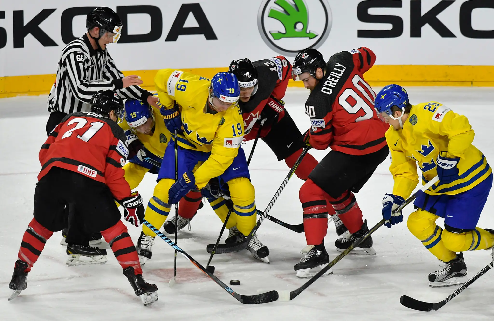 Švéd Nicklas Backstrom a Kanaďan Ryan O'Reilly v súboji o puk.