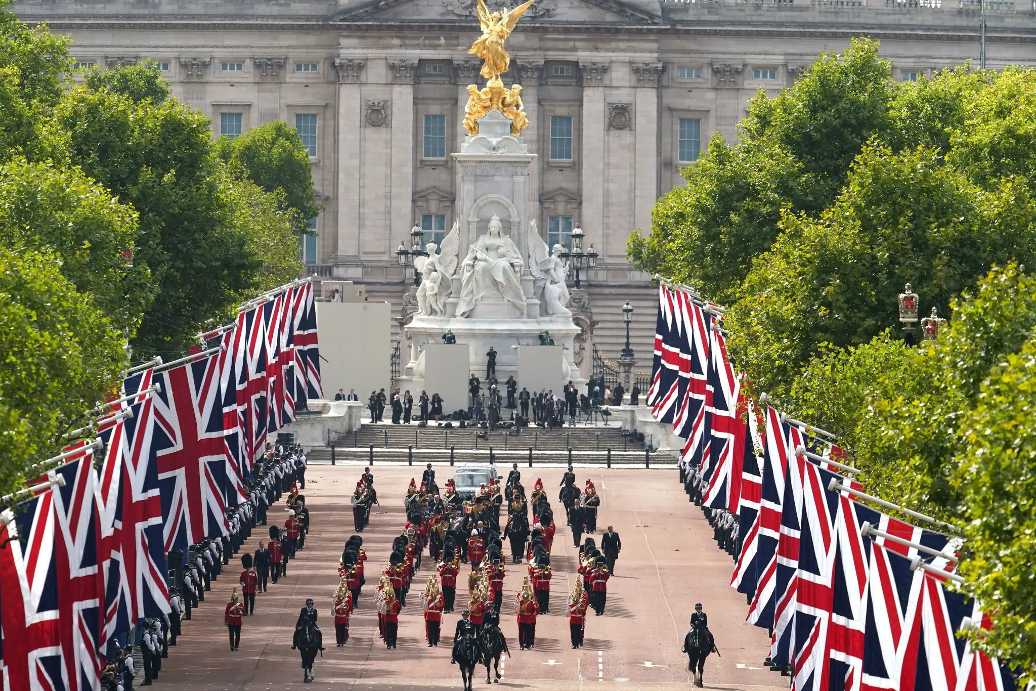 Smútočný sprievod s rakvou zosnulej britskej kráľovnej Alžbety II. prichádza do Westminsterského paláca v Londýne