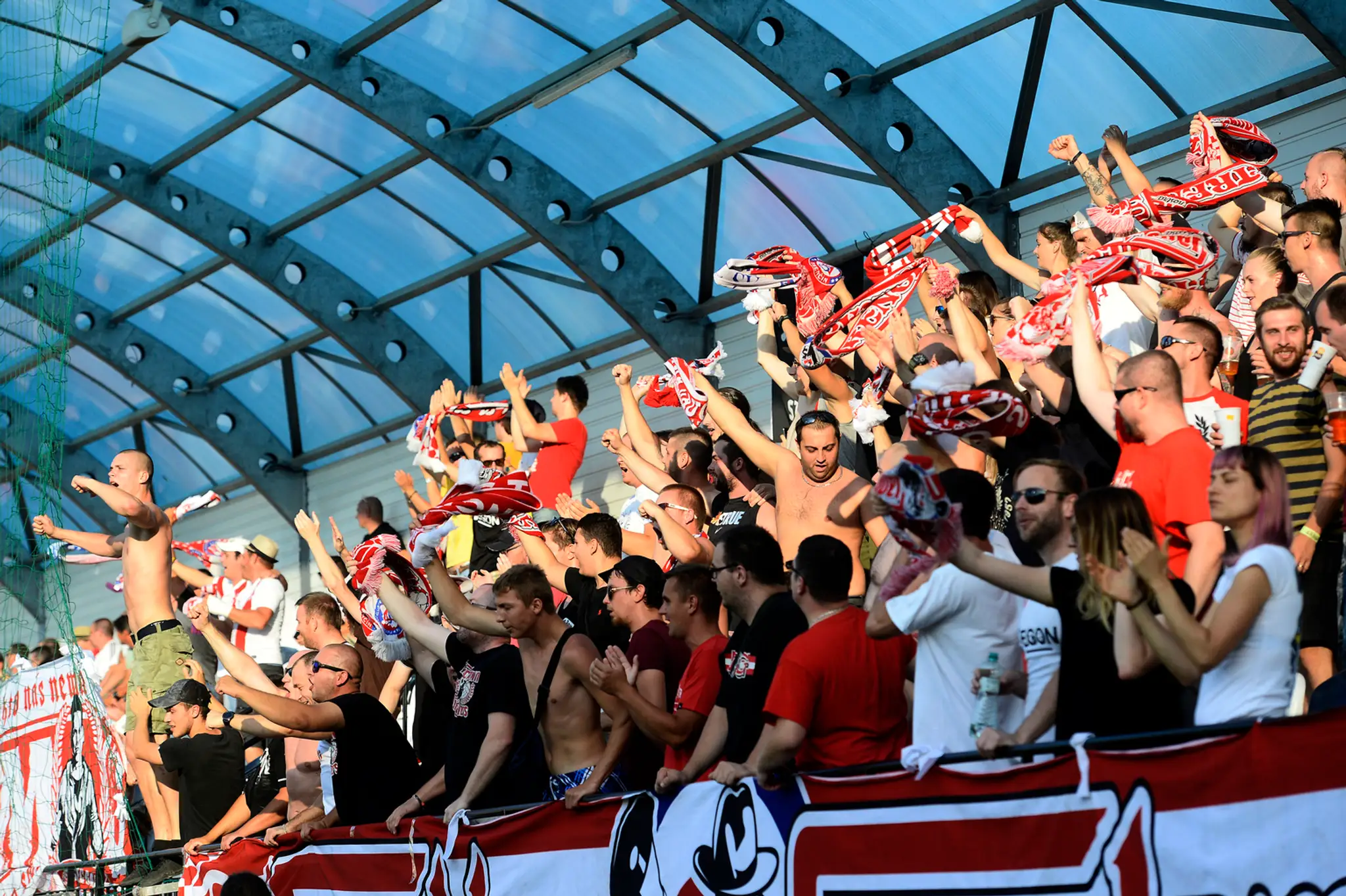 Fanúšikovia AS Trenčín oslavujú gól v odvete 2. predkola EL proti Zabrze.