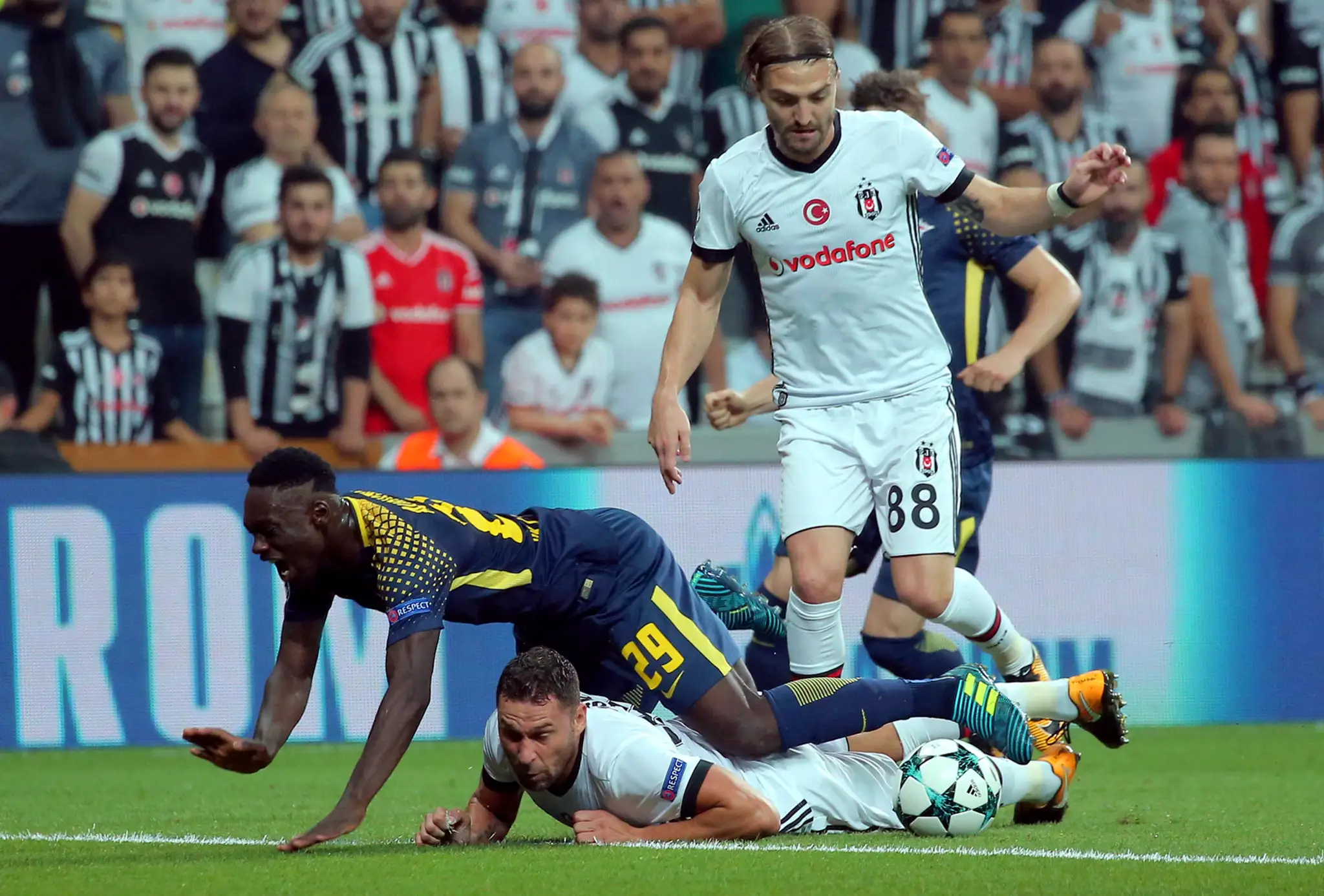 Strelec Porta Vincent Aboubakar jasá po zásahu v dueli LM proti Monaku.