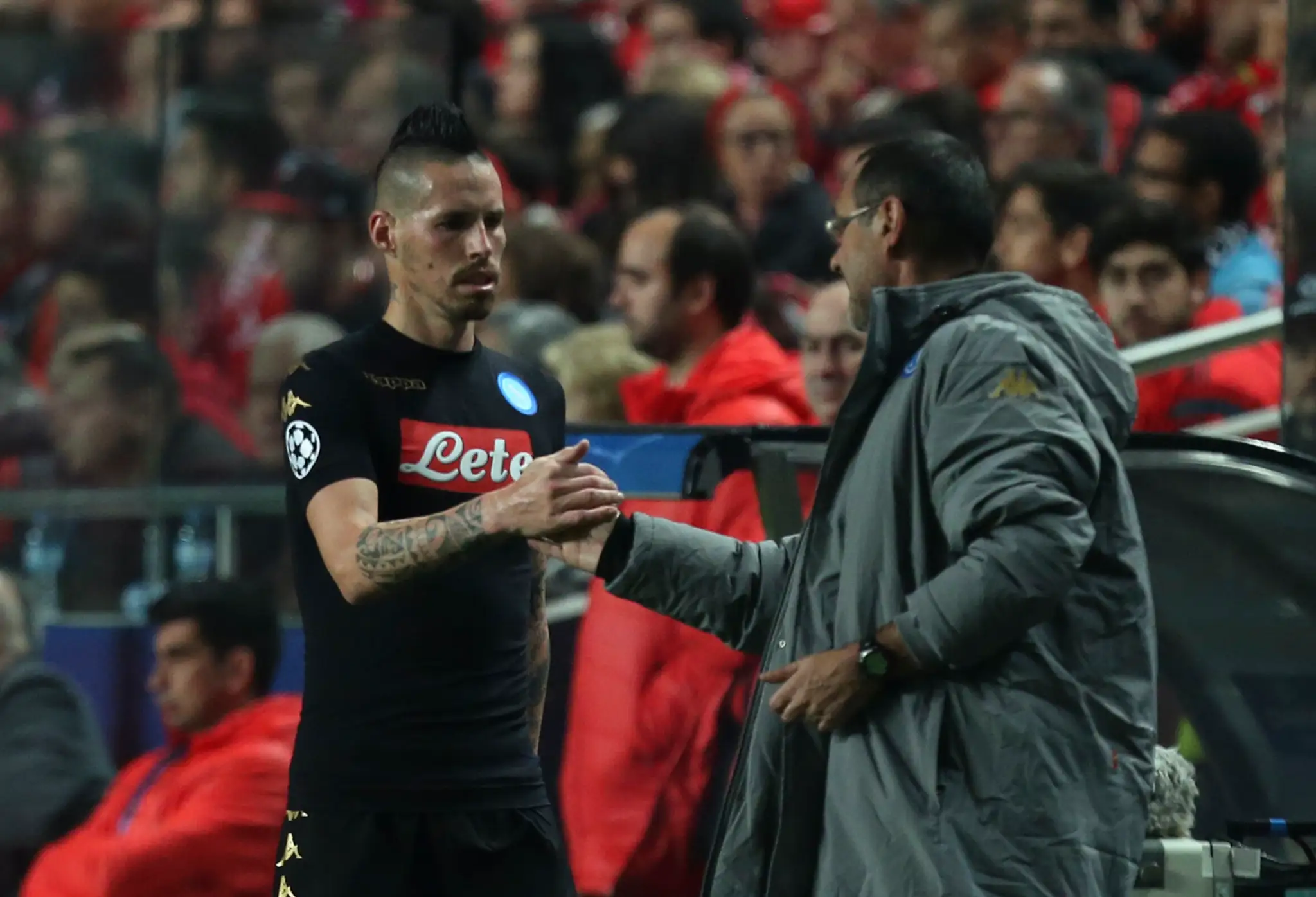 Marek Hamšík z Neapola podáva ruku koučovi Mauriziovi Sarrimu v dueli LM.