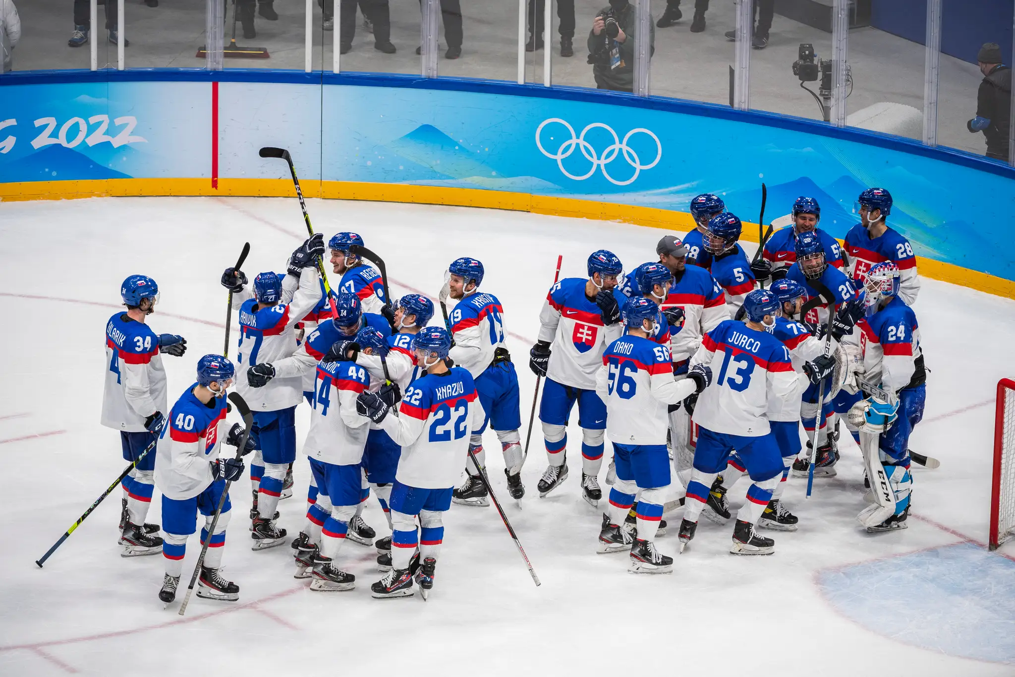 Hráči Slovenska sa tešia z postupu do semifinále po víťazstve 3:2 vo štvrťfinále ZOH 2022 nad USA.