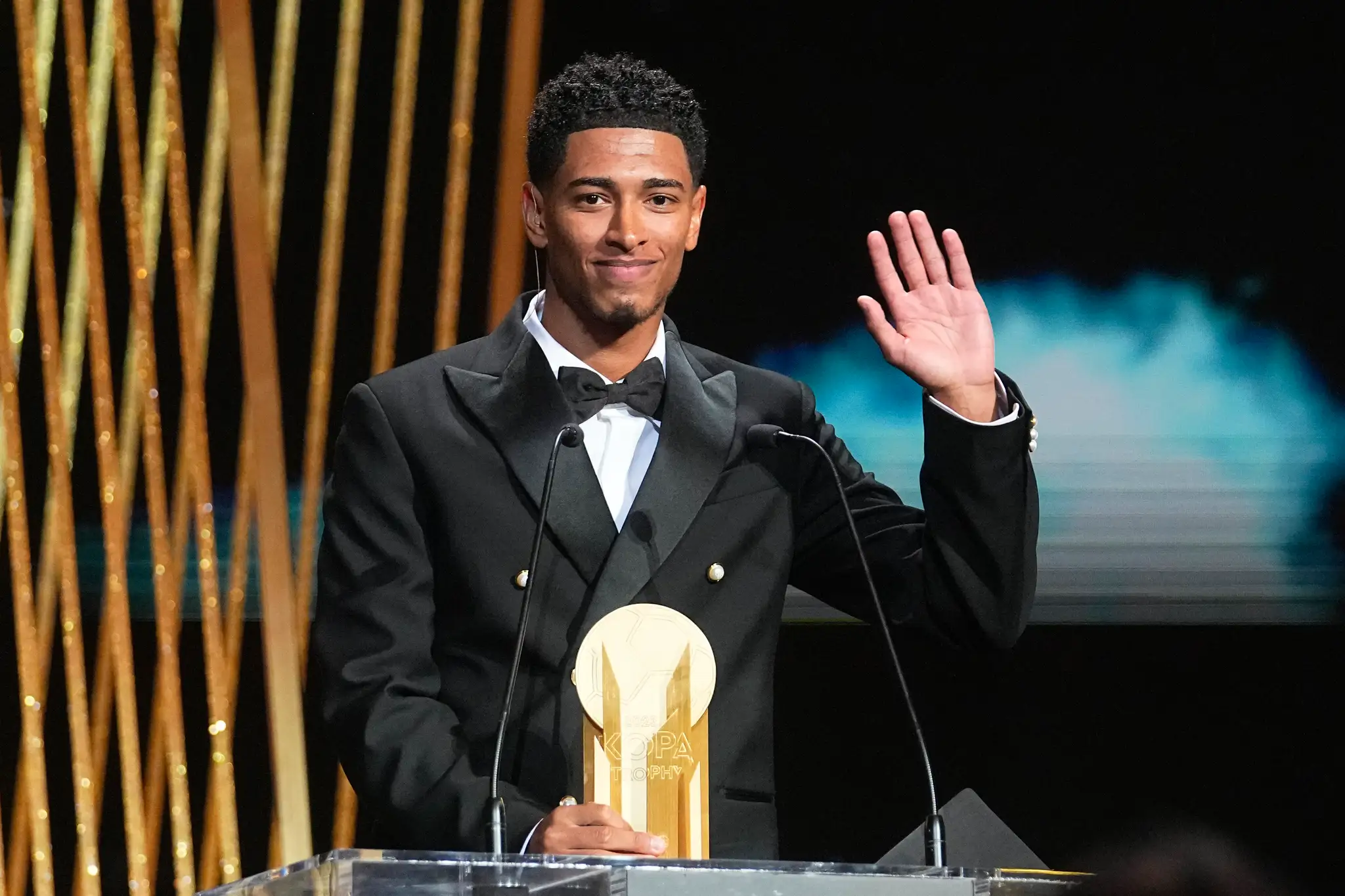 Na snímke futbalista Realu Madrid Jude Bellingham oslavuje zisk trofeje Kopa Trophy pre najlepšieho hráča do 21 rokov minulej sezóny.