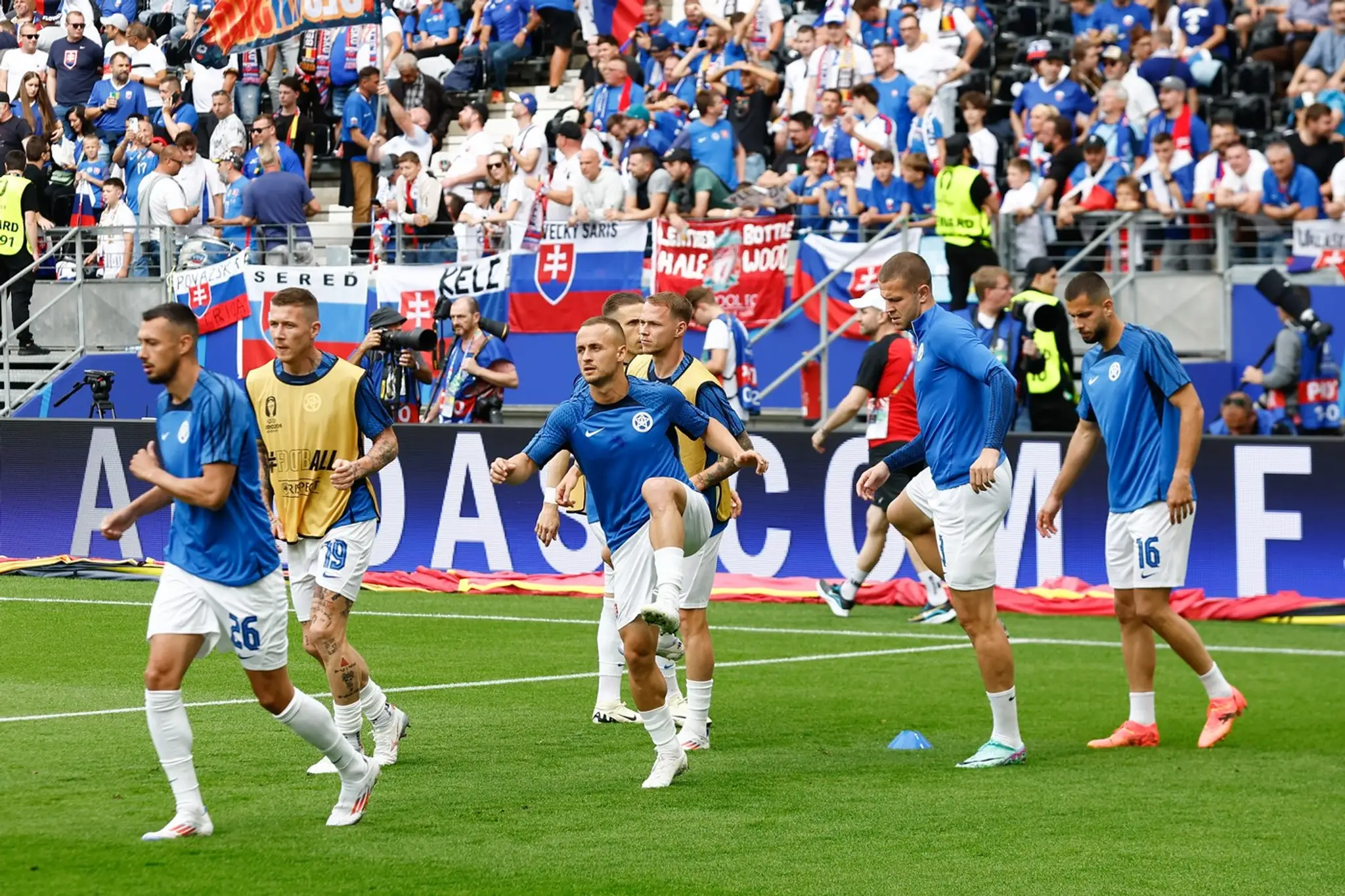Slováci počas predzápasovej rozcvičky.