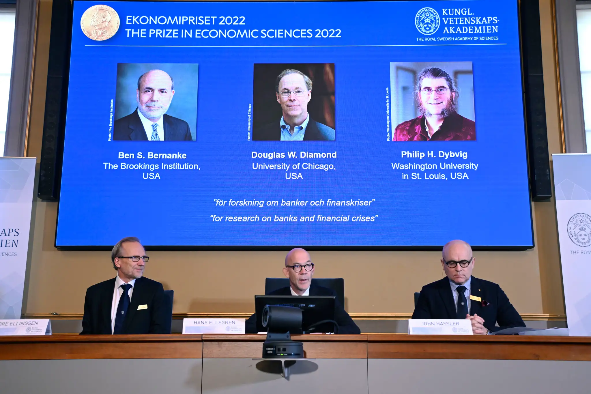 Zľava hore Ben S. Bernanke, Douglas W. Diamond a Philip H. Dybvig, ktorí získali Nobelovu cenu za ekonómiu