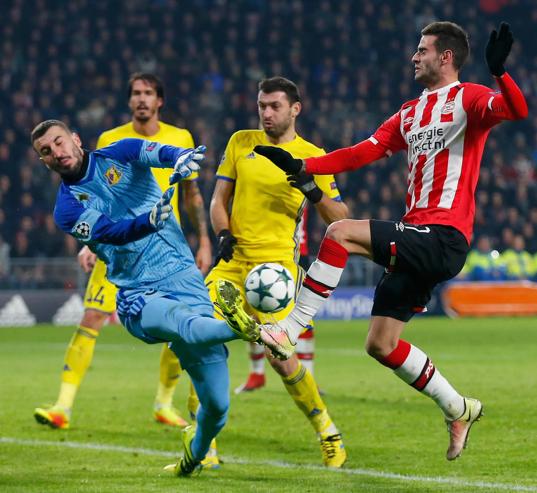 Gólman Rostova Sostan Dzanajev (vľavo) blokuje pokus Gastóna Pereira z PSV Eindhoven v dueli LM.