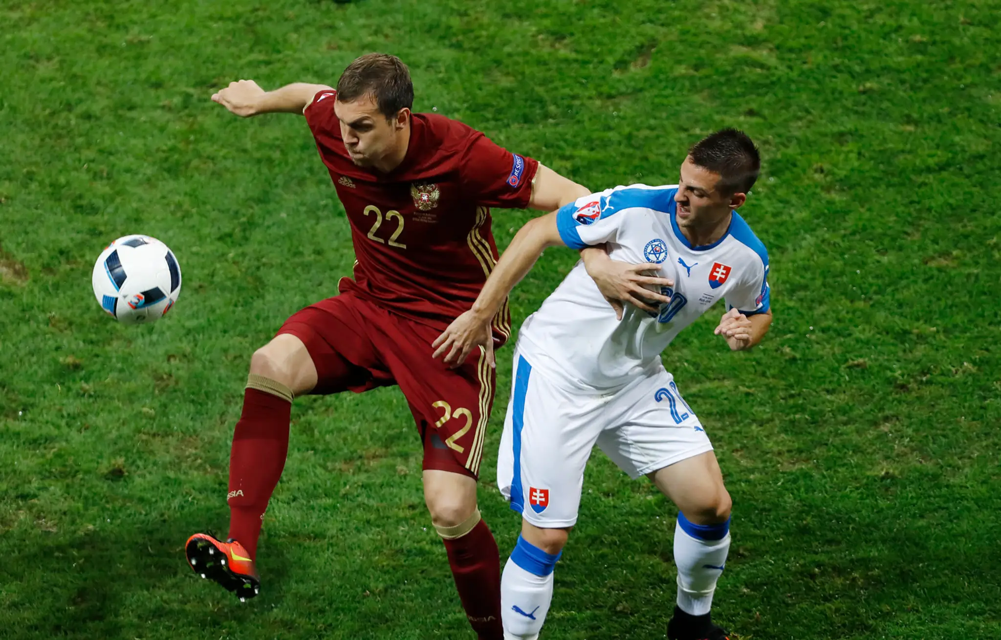 Artem Dziuba v súboji s Róbertom Makom.
