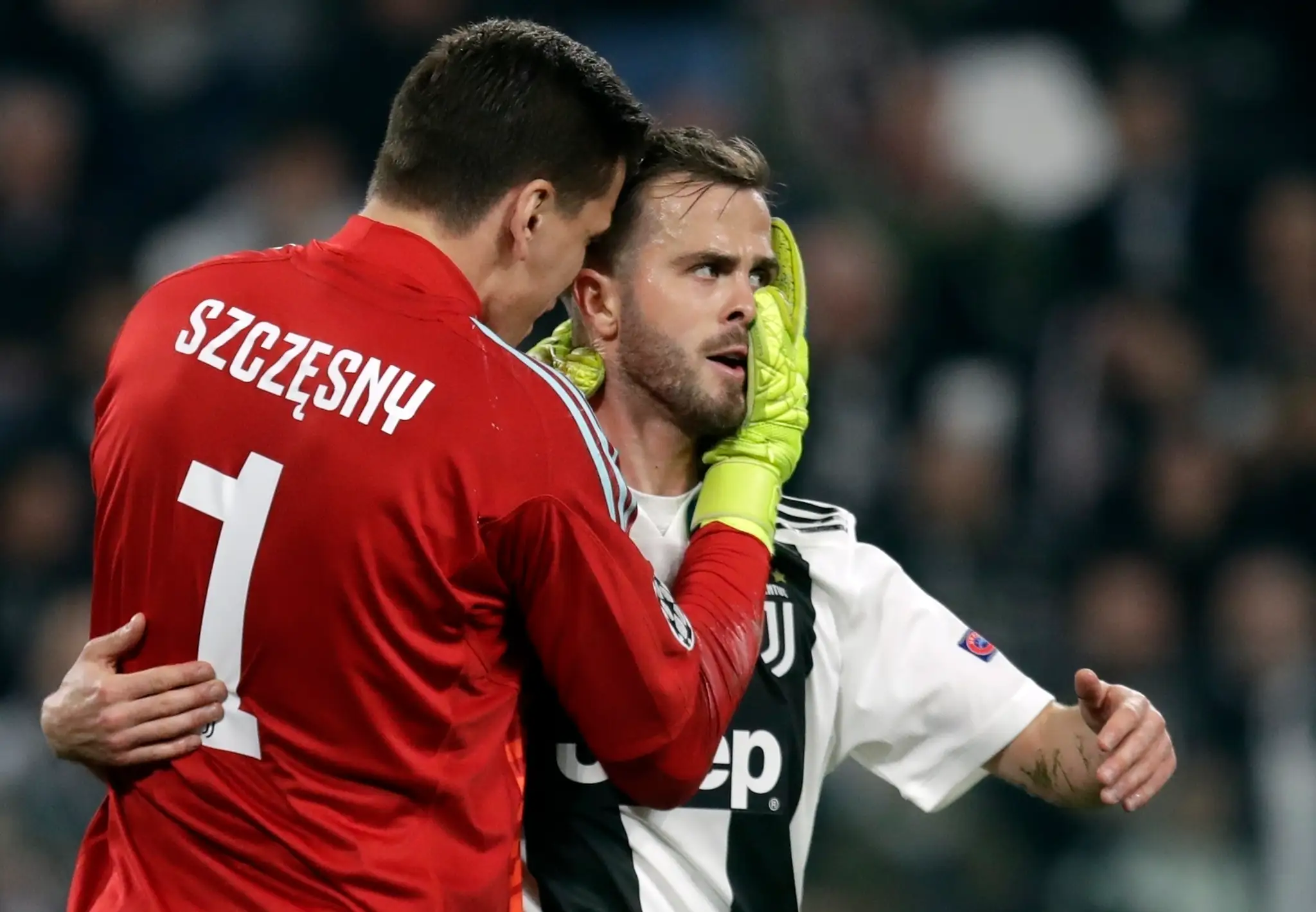 David de Gea z Manchesteru United opúšťa trávnik po odvete štvrťfinále LM na pôde Barcelony.