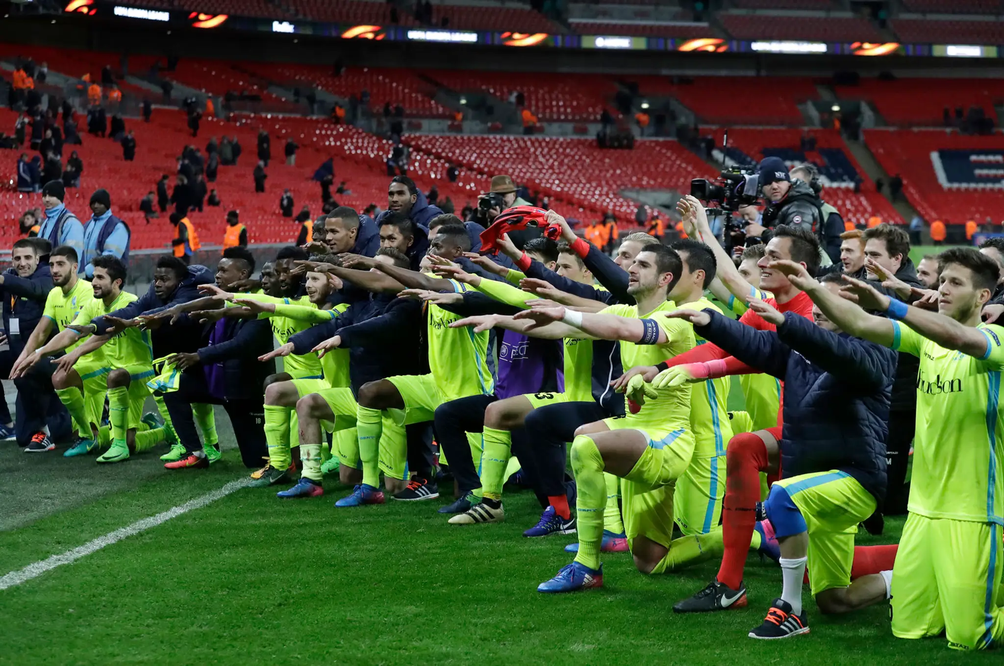 Hráči Gentu ďakujú svojim priaznivcom za podporu po postupe do osemfinále EL cez Tottenham.