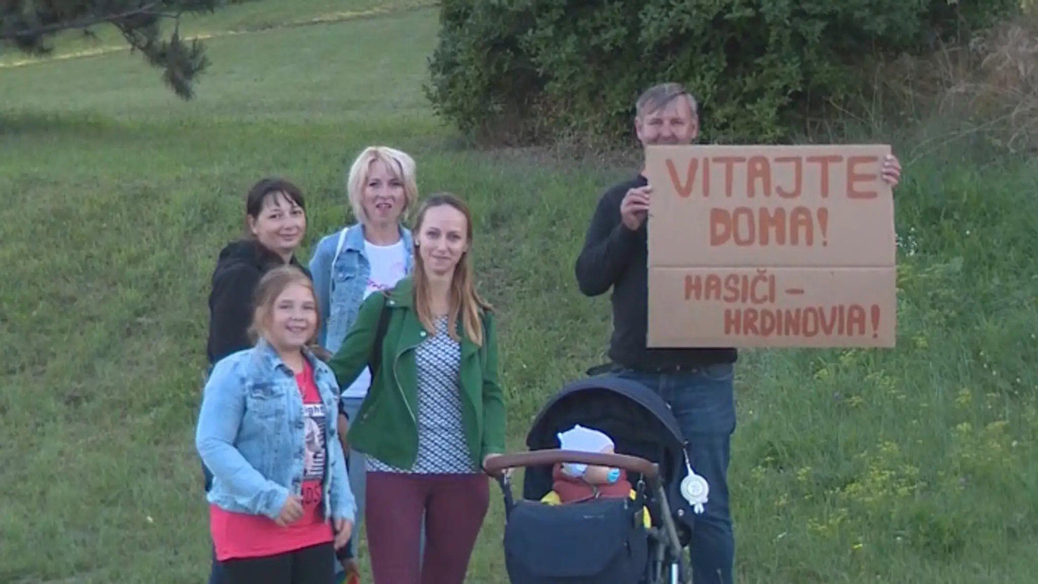 Rodinní príslušníci vítajú našich hasičov po príchode z Grécka.