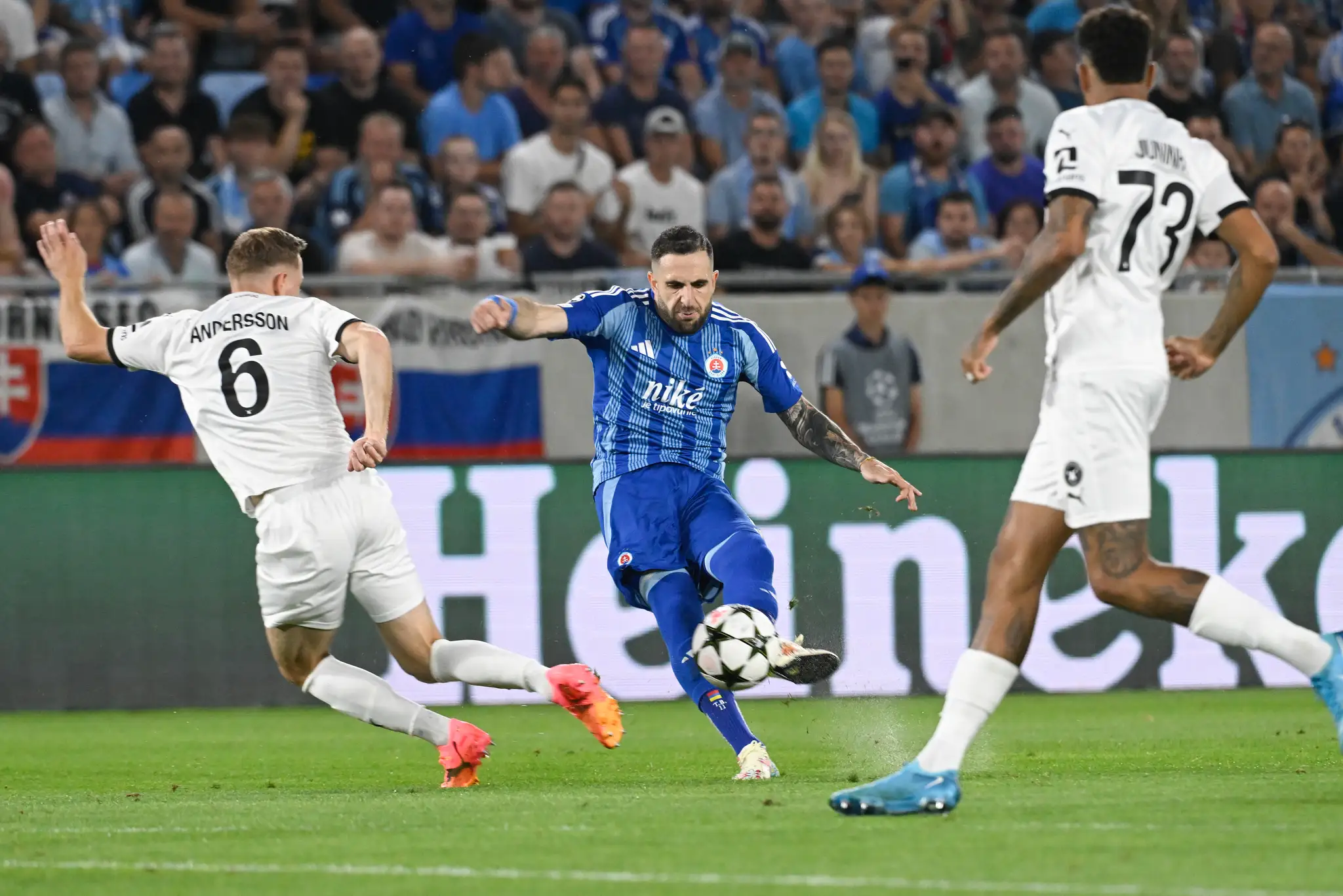 Na snímke uprostred Tigran Barseghjan (Slovan), vpravo Juninho a vľavo Joel Andersson (obaja Midtjylland).