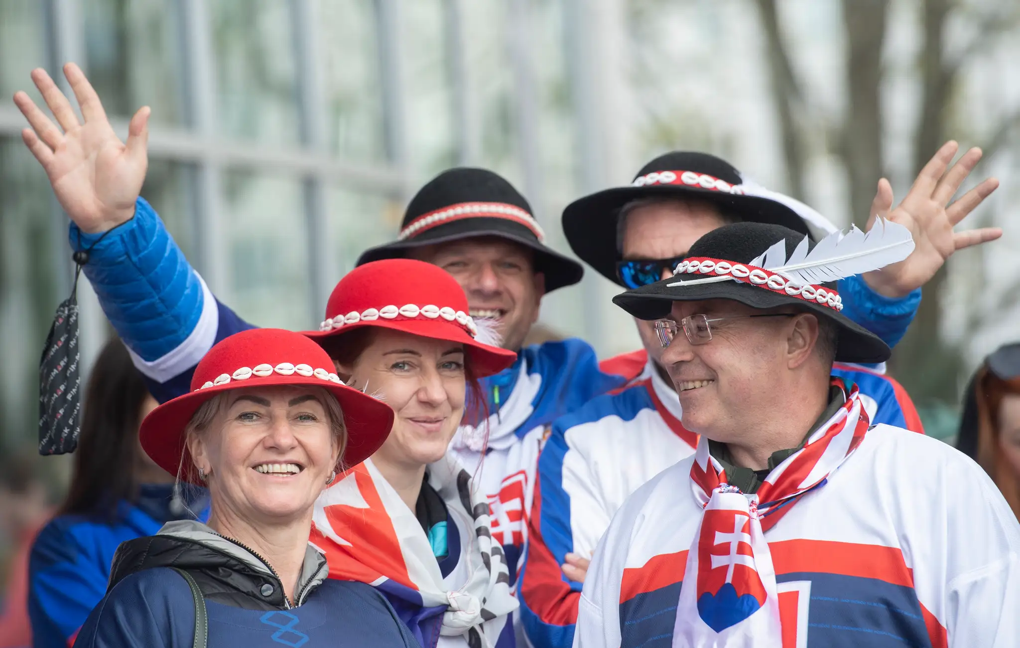 Na snímke slovenskí hokejoví fanúšikovia pózujú pred úvodným zápasom slovenskej hokejovej reprezentácie.