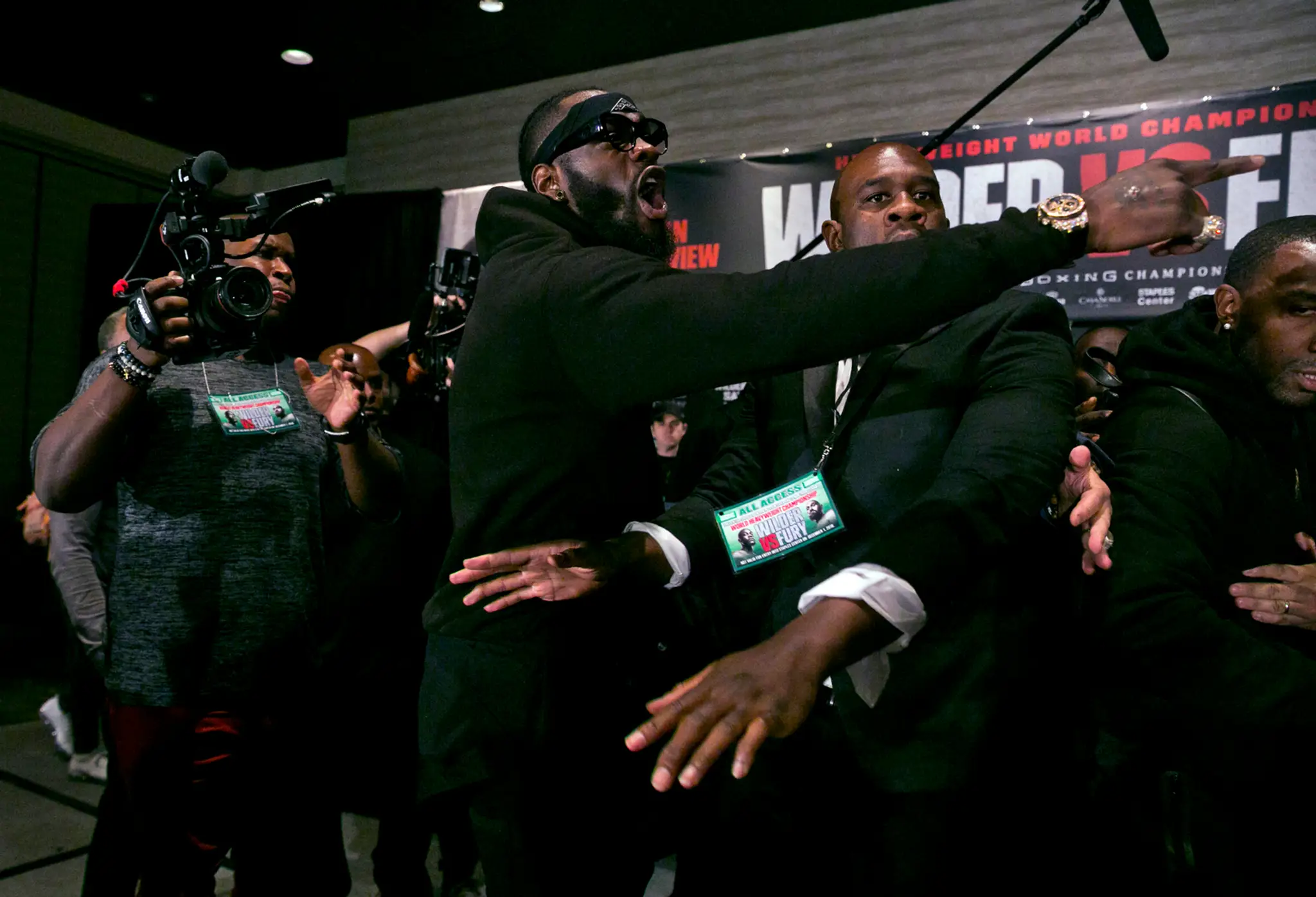 Deontay Wilder ukazuje na tlačovke na Tysona Furyho.