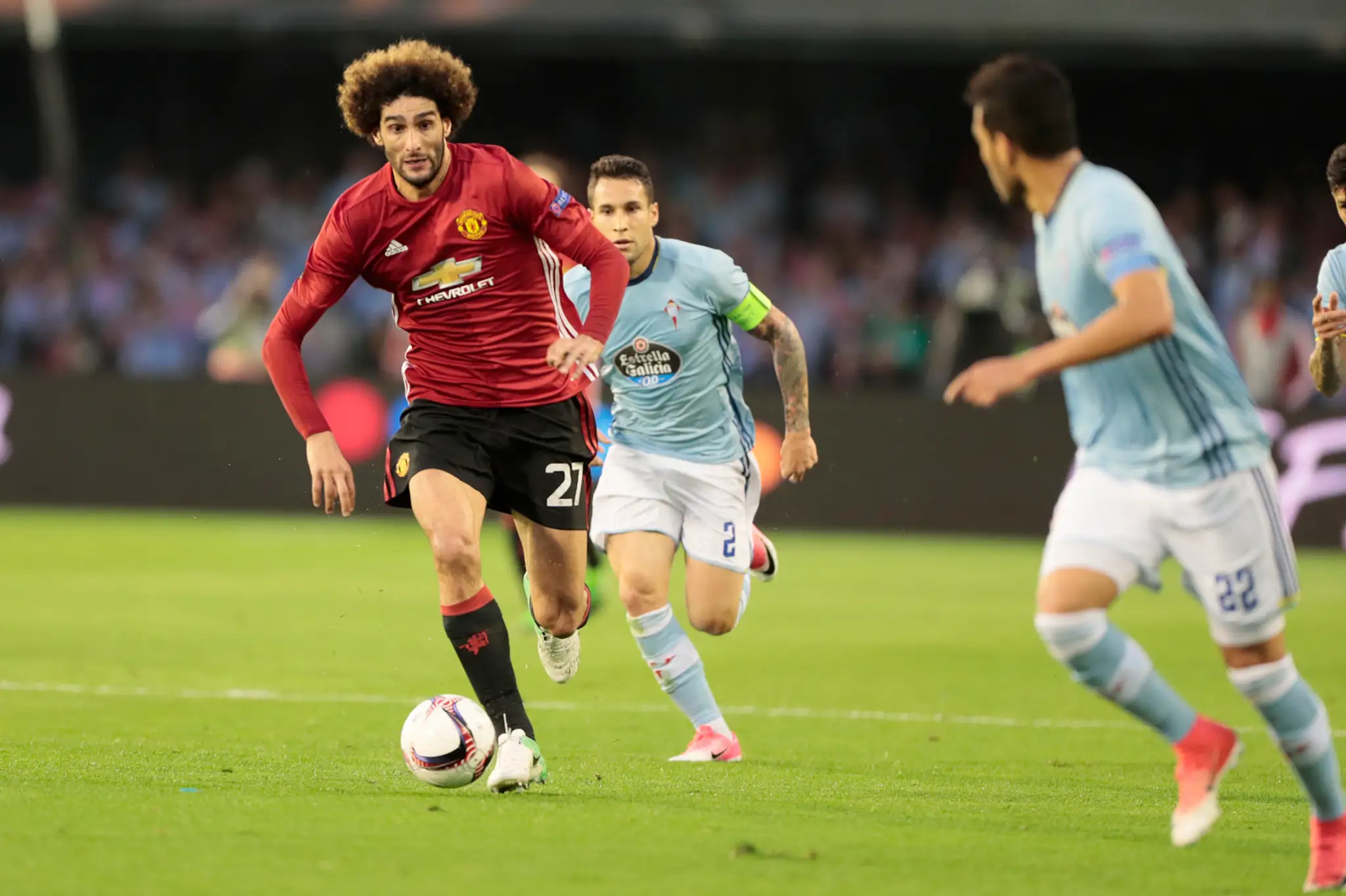Marouane Fellaini (vľavo) z ManUtd uniká Hugovi Mallovi zo Celty Vigo v semifinále EL.