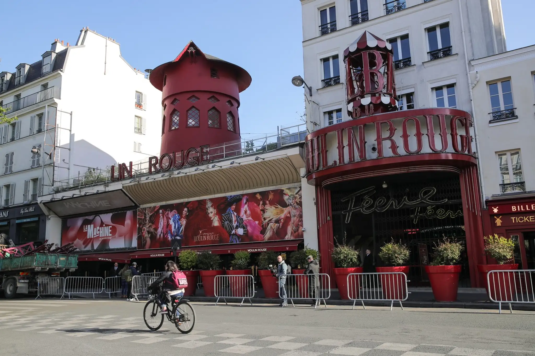 Kabaret Moulin Rouge prišiel o krídla z mlyna.