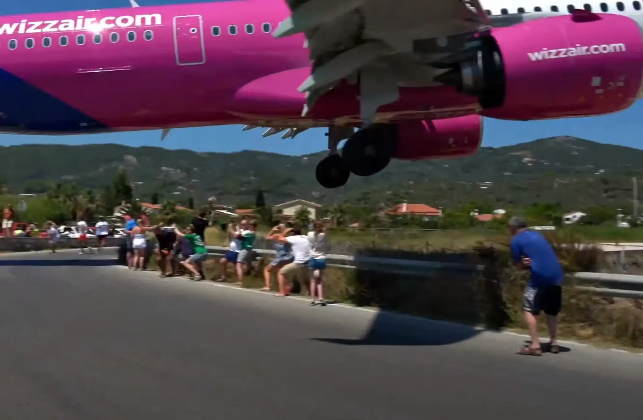 Moment, keď lietadlo preletelo tesne nad hlavami turistov.