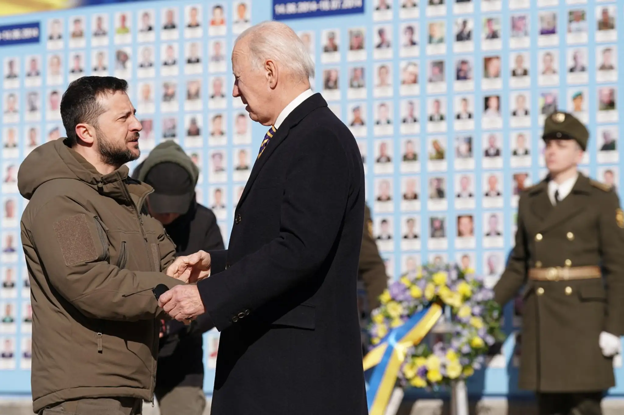 Volodymyr Zelenskyj a Joe Biden pred pamätníkom obetiam vojny na Ukrajine.