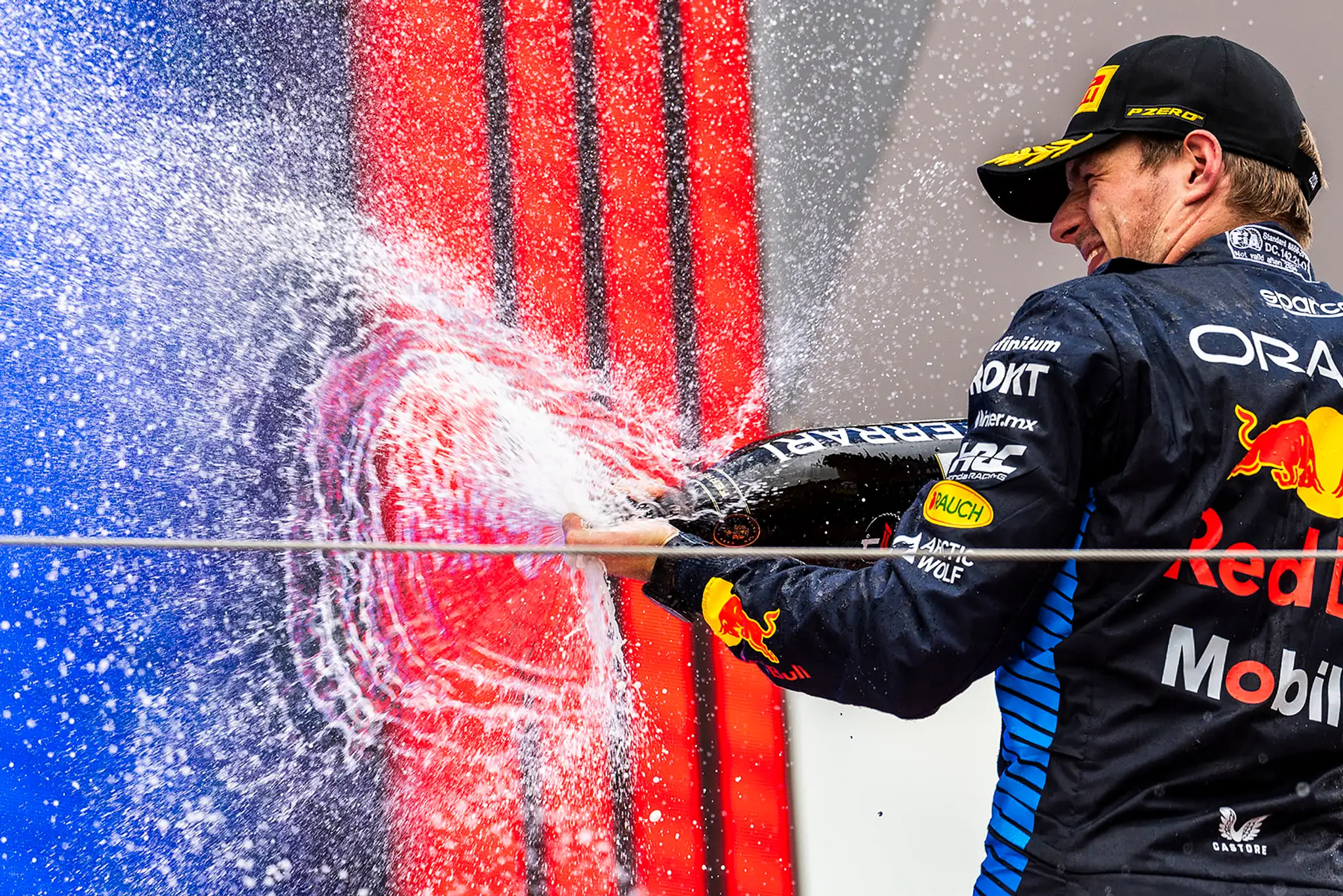 Max Verstappen opäť mohol od radosti rozlievať šampanské.