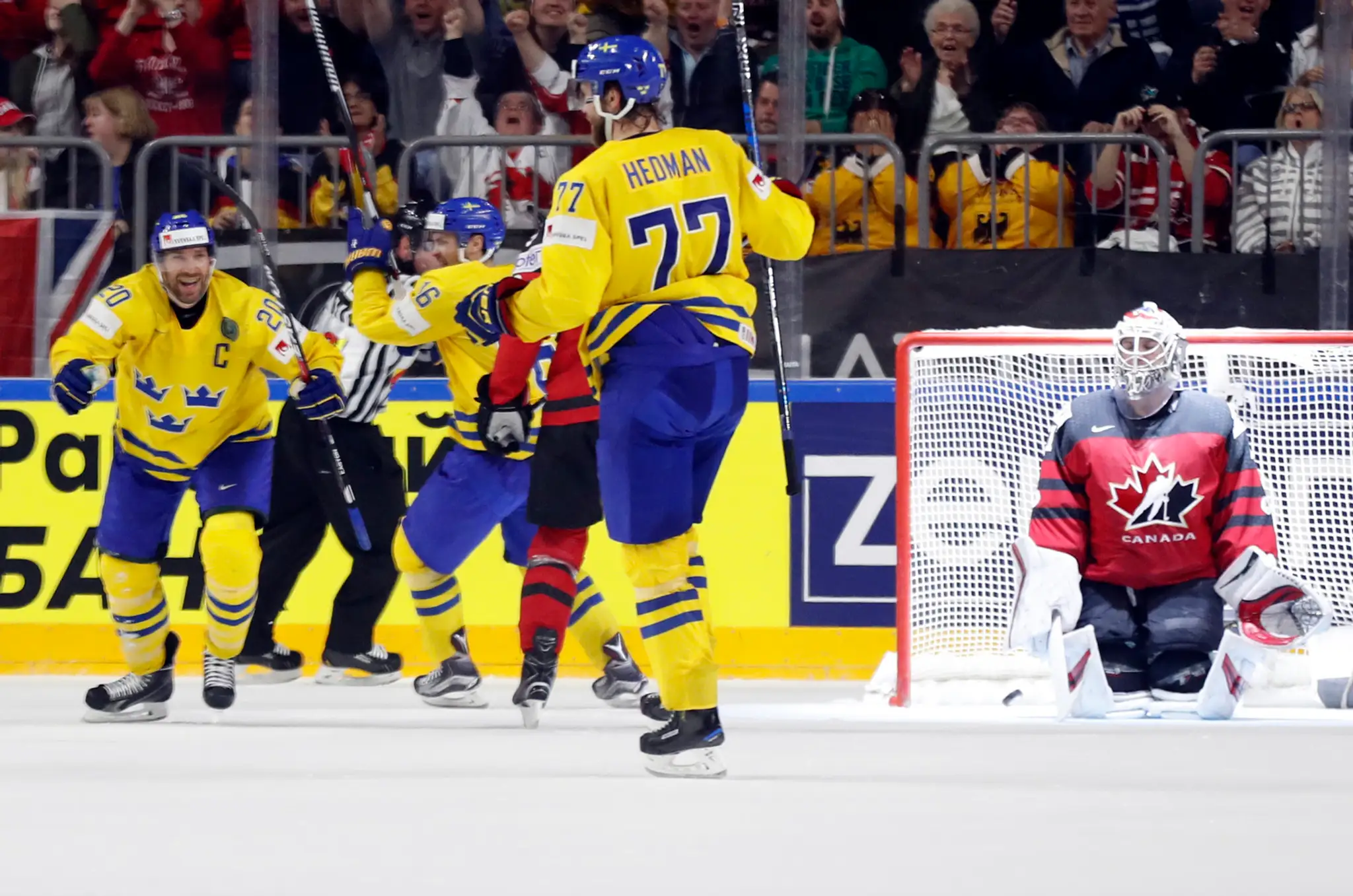 Victor Hedman sa raduje po góle so spoluhráčmi.