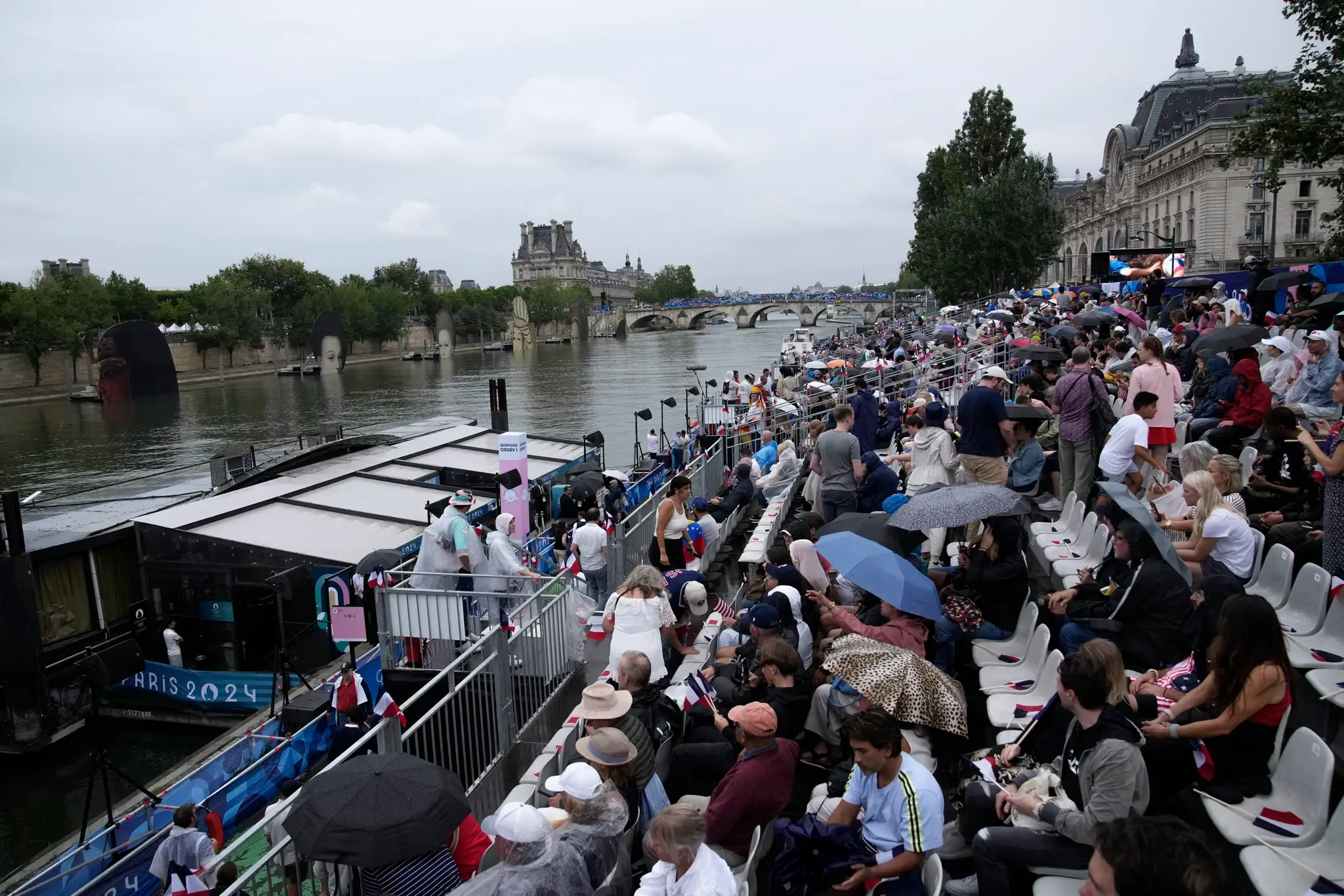 Pred štartom ceremoniálu v Paríži pršalo.
