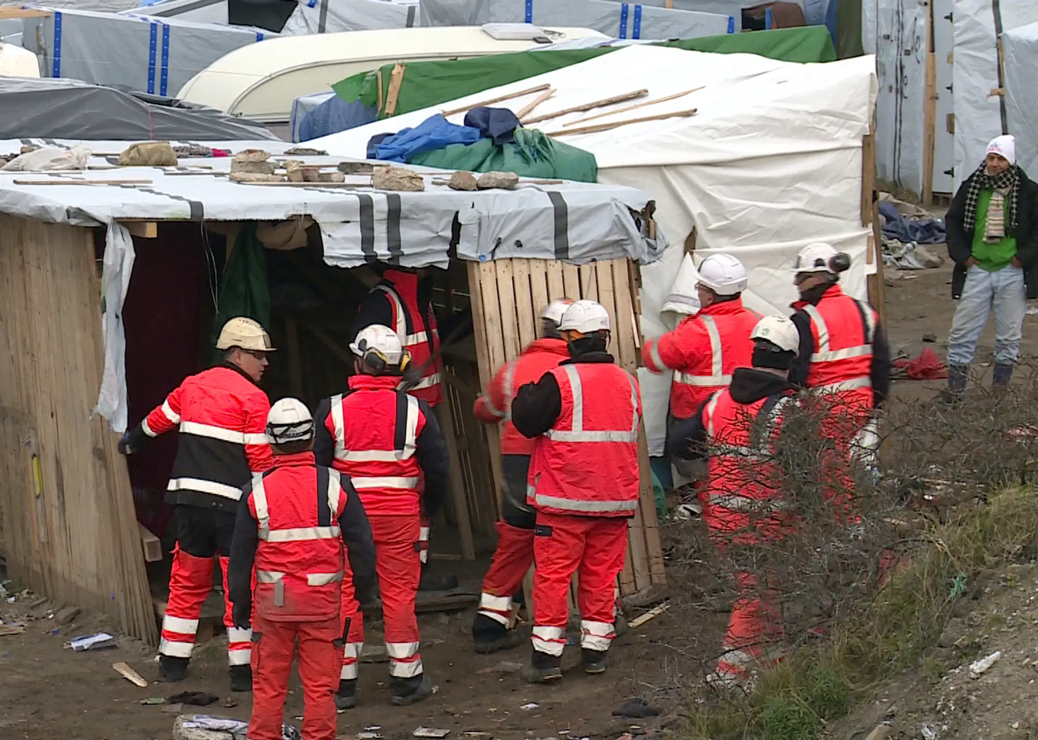 Búranie táboru v Calais.